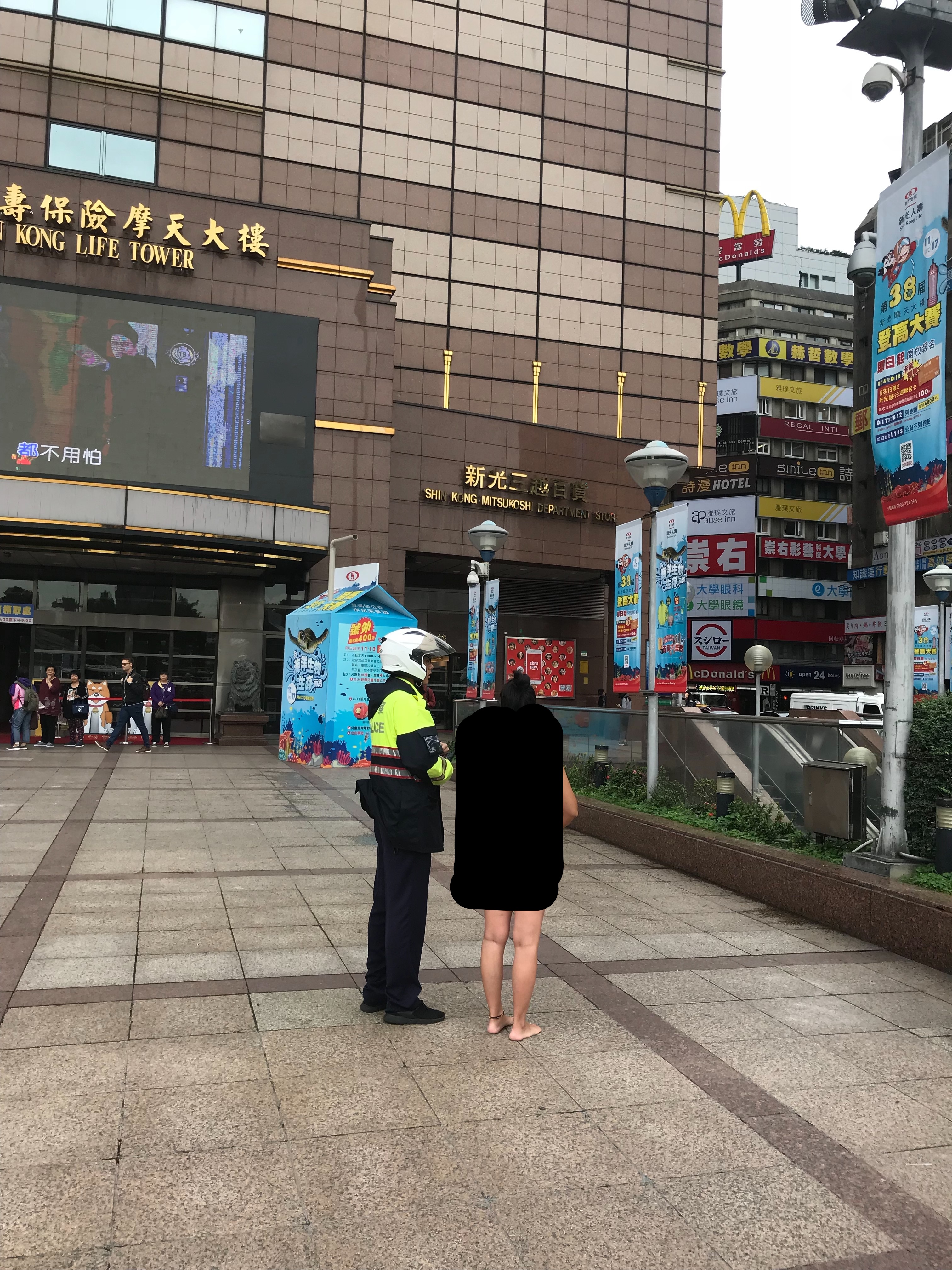 領有身心障礙手冊的女子被警方發現,帶回派出所。(翻攝畫面)