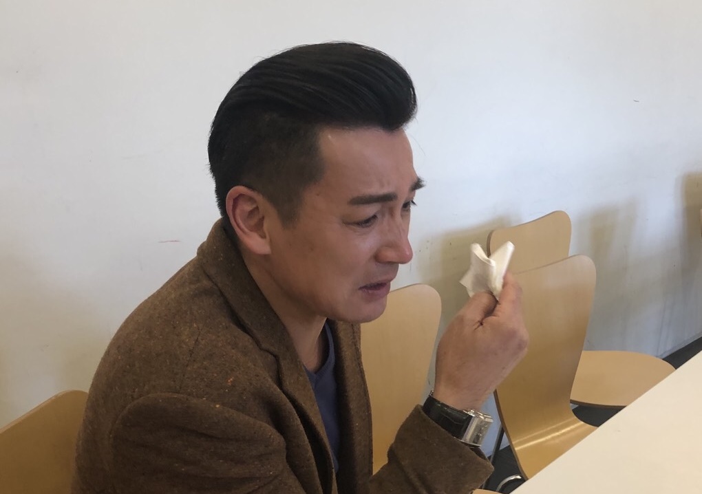 伊正提起父親上星期因肺積水頭暈缺氧送醫，併發肺炎，急救後仍回天乏術，當場淚流不止。（公視提供）