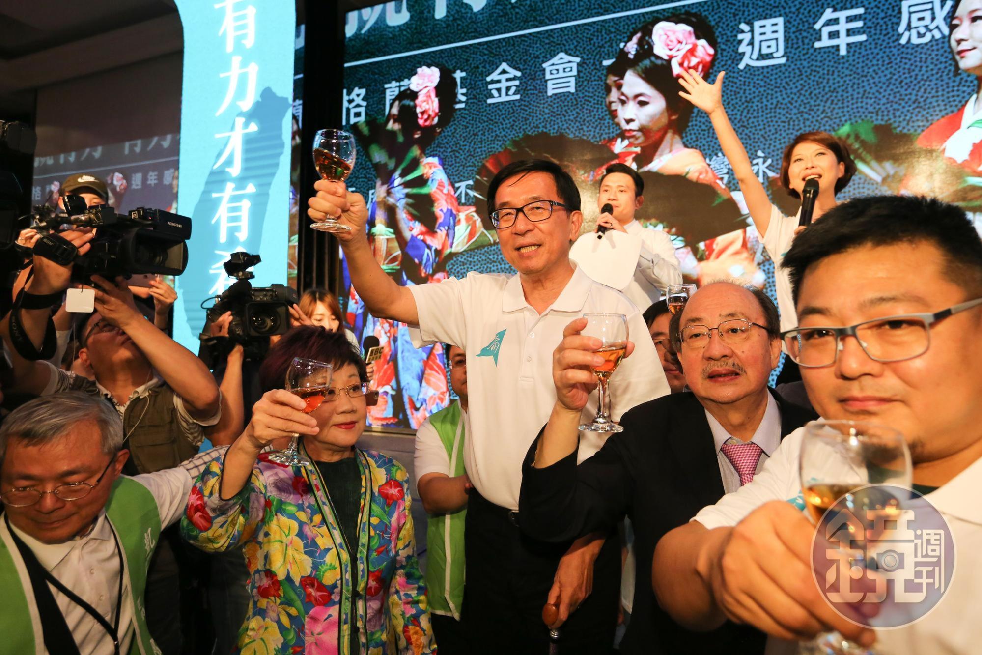 前總統陳水扁今在自己的粉絲頁以「勇哥」、「勇弟」口吻表示,自己是黨代表,可以參選黨主席,並提出2項政見。