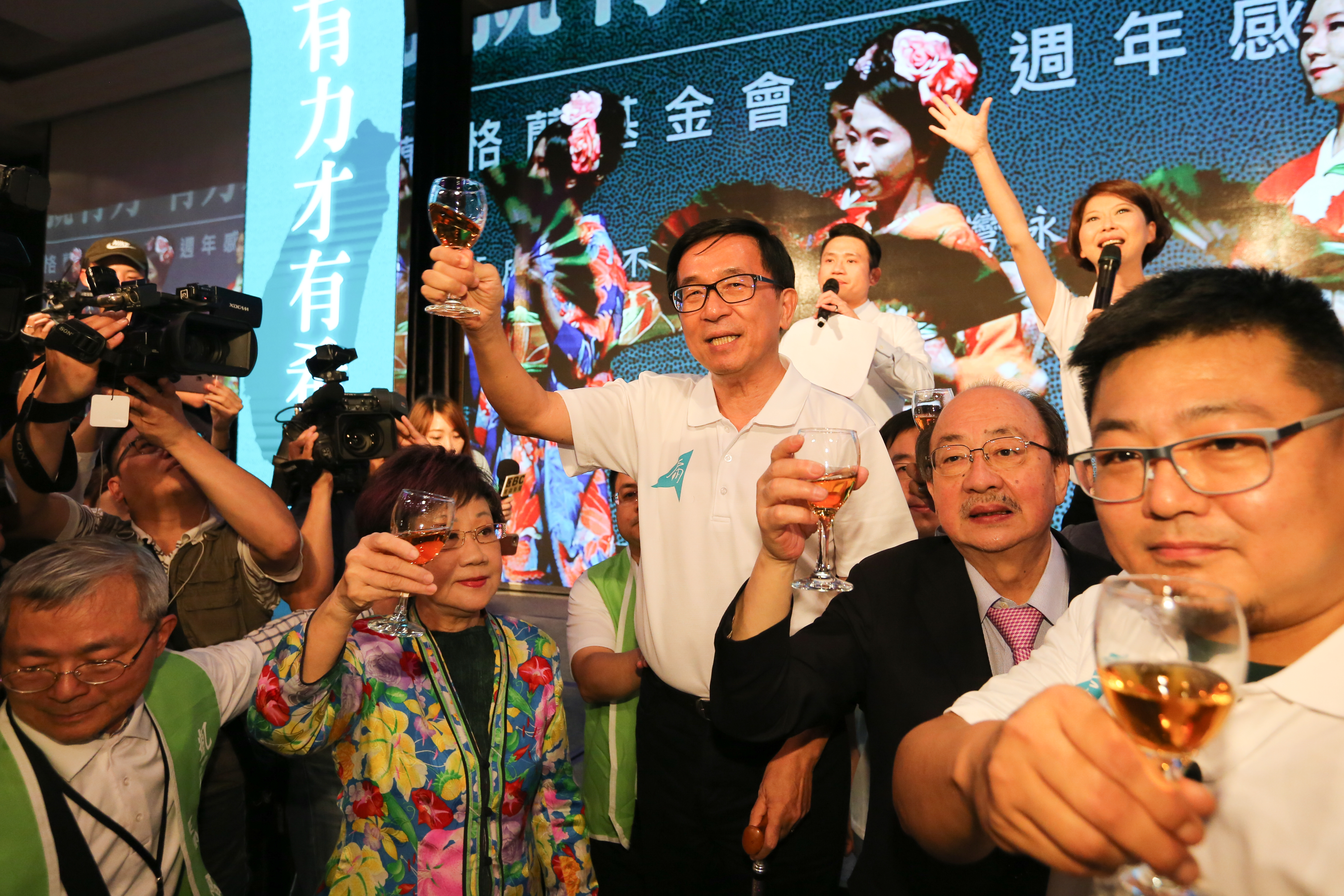 前總統陳水扁今在自己的粉絲頁以「勇哥」、「勇弟」口吻表示，自己是黨代表，可以參選黨主席，並提出2項政見。