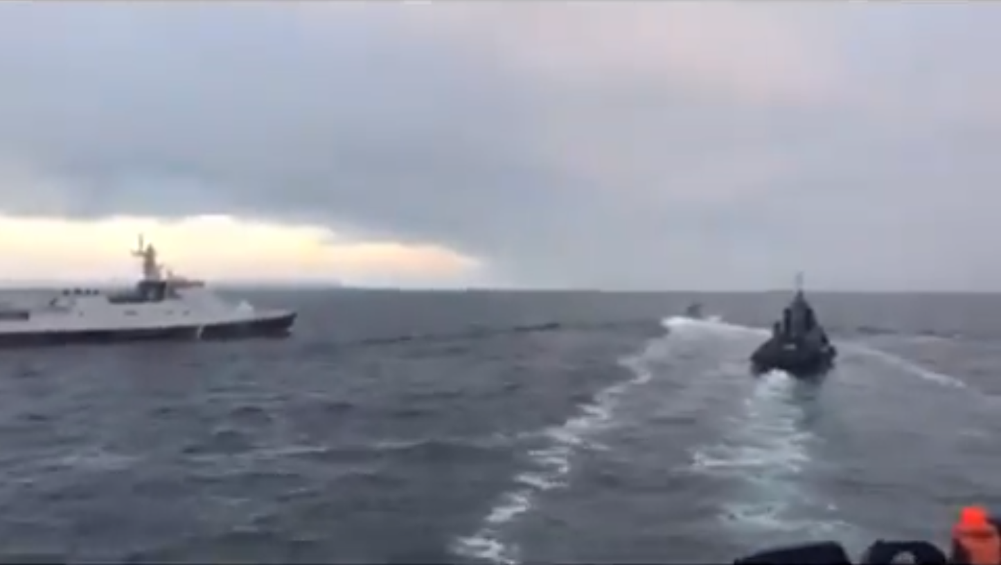 烏克蘭日前行經克斥海峽的3艘船艦遭俄羅斯開火，造成6名水手受傷，烏克蘭政府也因此宣布戒嚴，兩國緊張局勢升溫。（圖取自Ukrmilitary Pages推特）