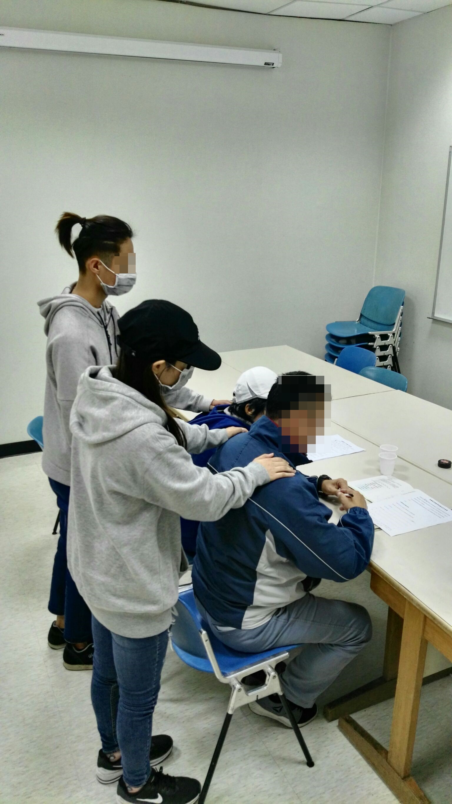王黃警員的父母強忍悲痛，簽下器官捐贈同意書。（翻攝畫面）