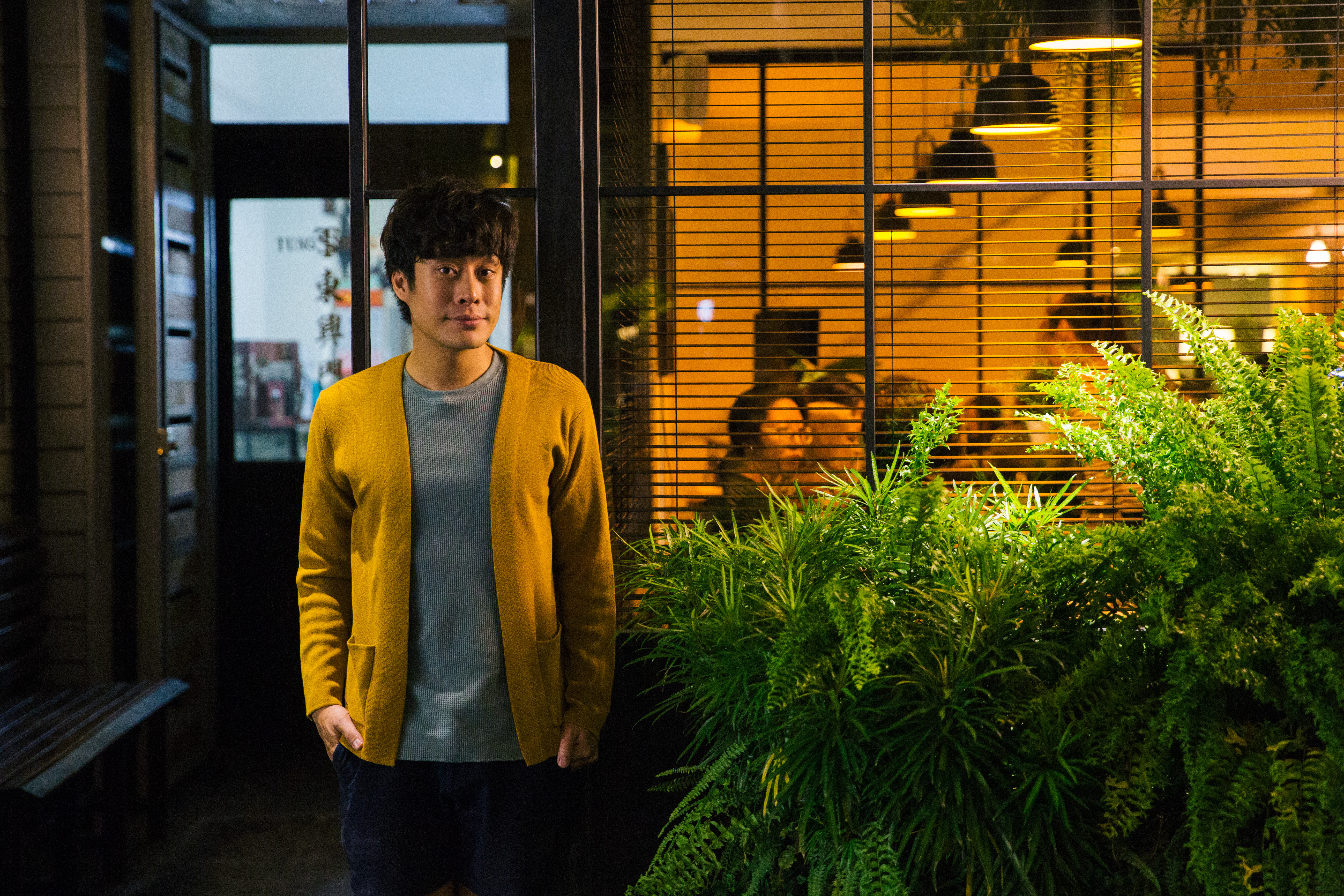 陳栢青從小生長在豐原，對於家鄉的記憶，總是離不開暗夜中仍明亮甦醒著的城市印象。