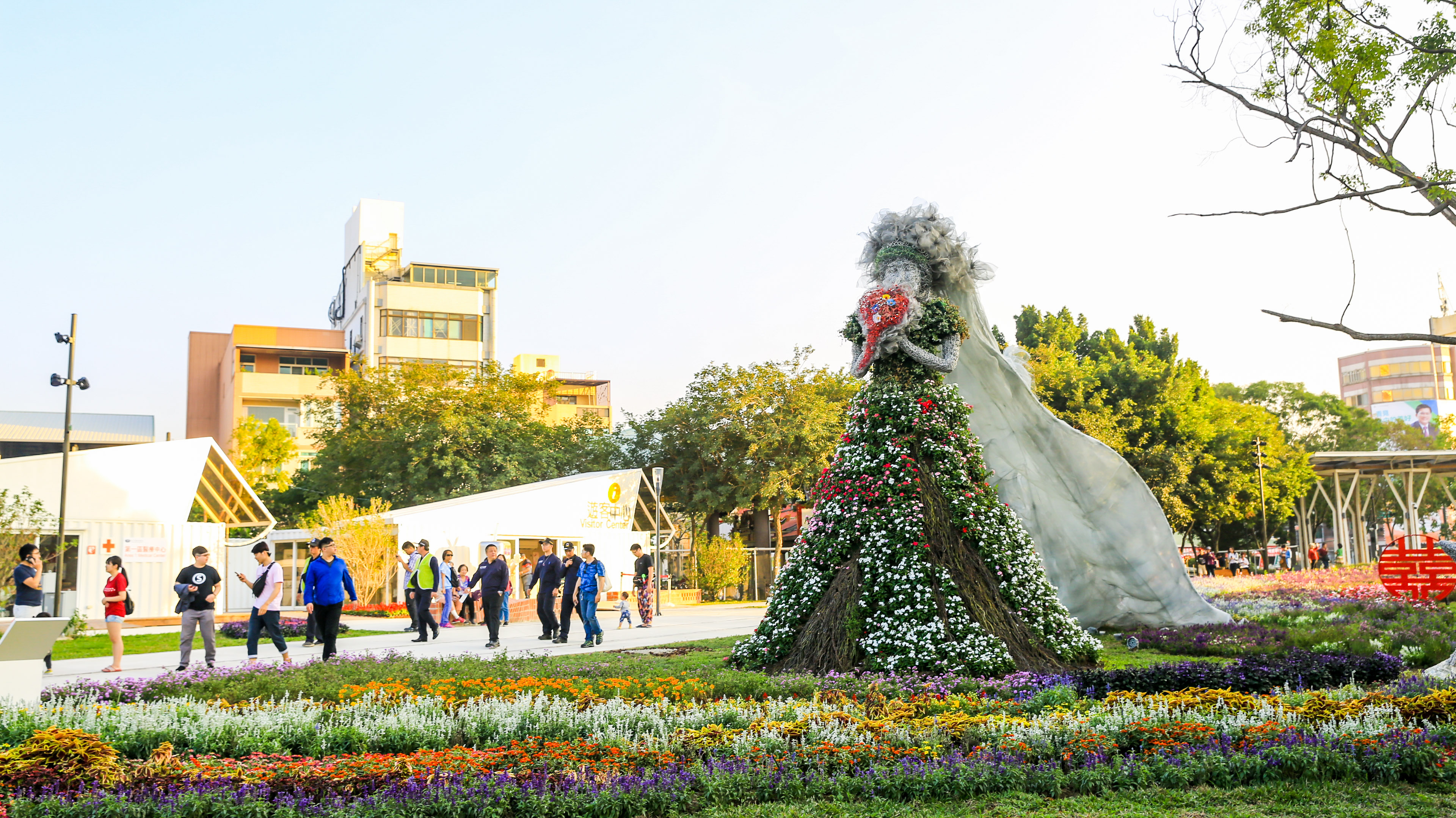 豐原葫蘆墩園區以「幸福花嫁」為主題，與琉璃、花卉結合的大型裝置藝術，要讓民眾看到不一樣的花博展覽。（台中市政府提供）