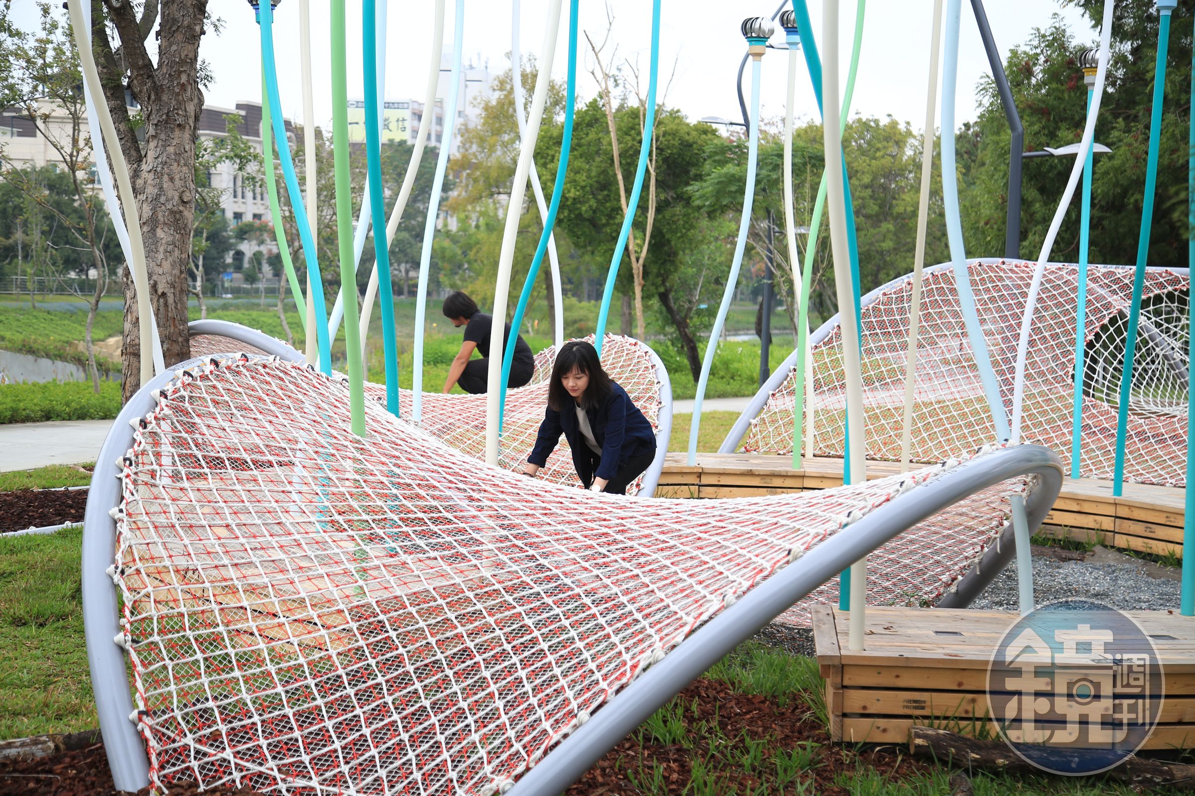 園區內大型裝置藝術遊具，大人小孩都能遊樂其中。（台中市政府提供）