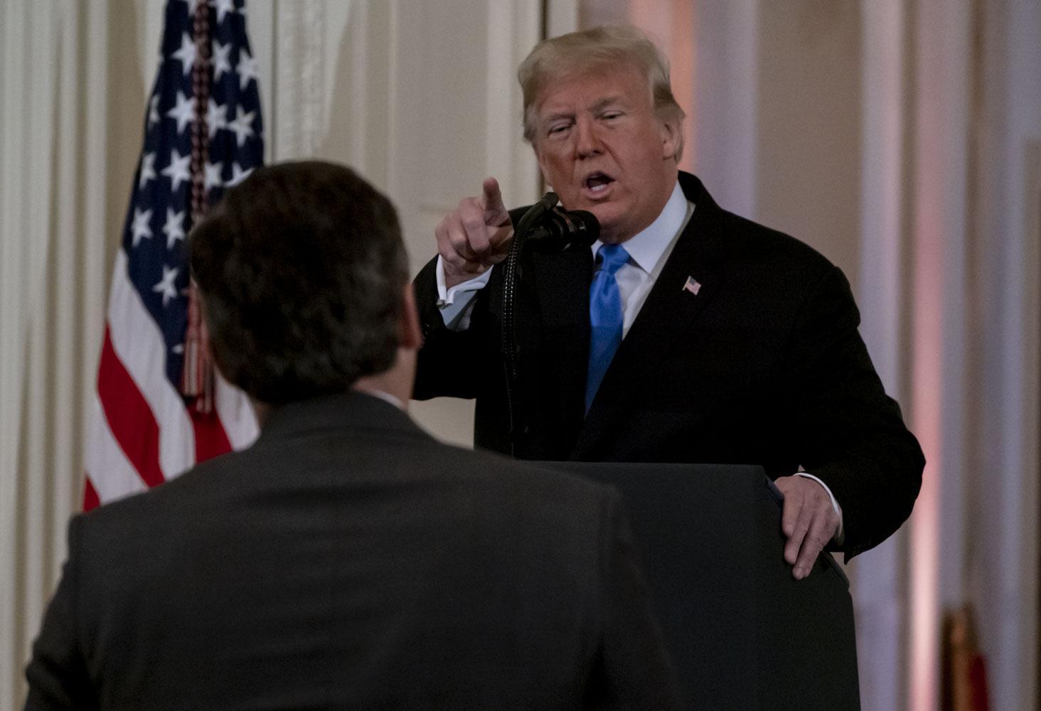 CNN記者阿科斯塔(Jim Acosta)日前在白宮記者會上與總統川普發生口角,事後一度被取消白宮採訪證。(東方IC)