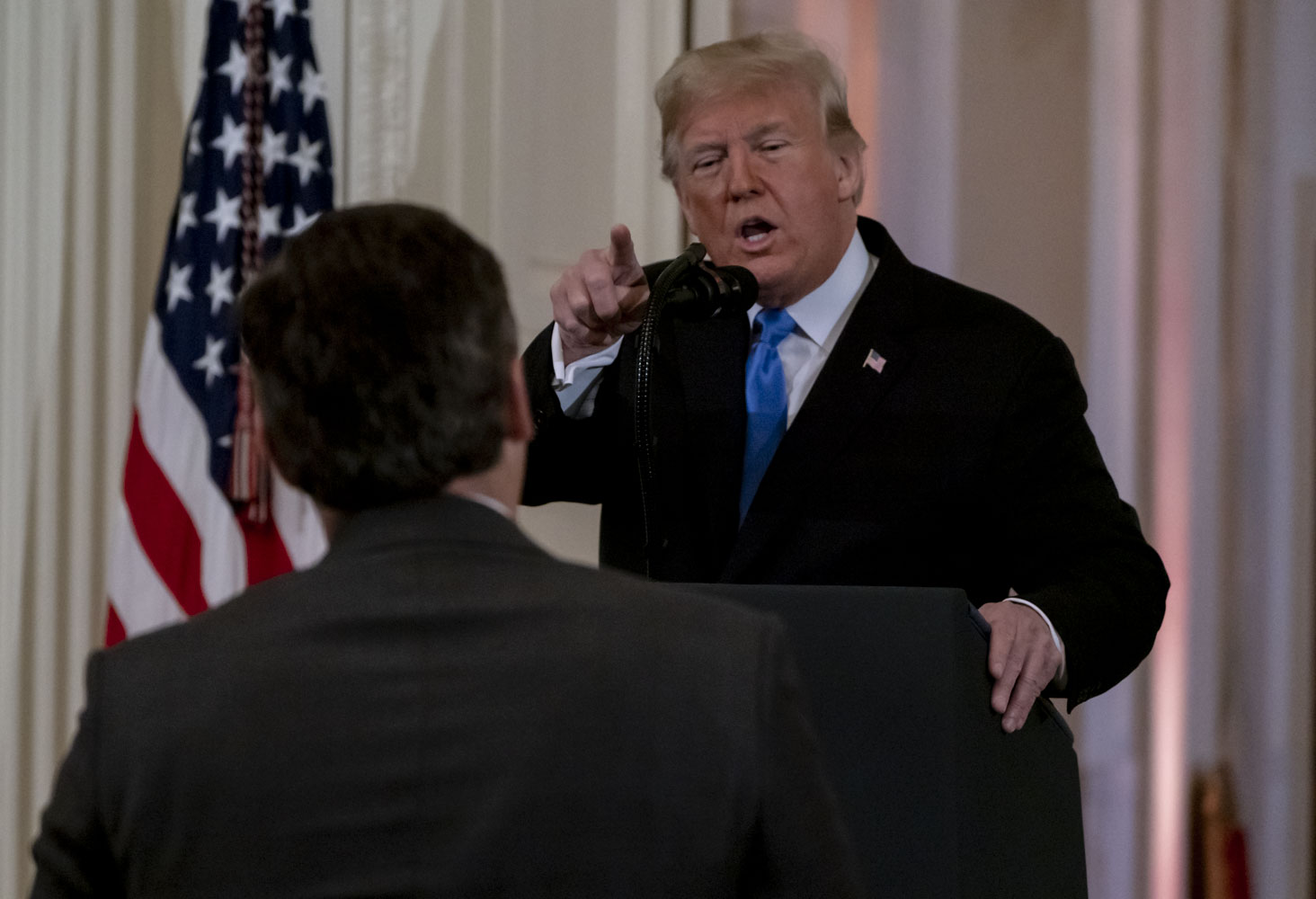 CNN記者阿科斯塔（Jim Acosta）日前在白宮記者會上與總統川普發生口角，事後一度被取消白宮採訪證。（東方IC）