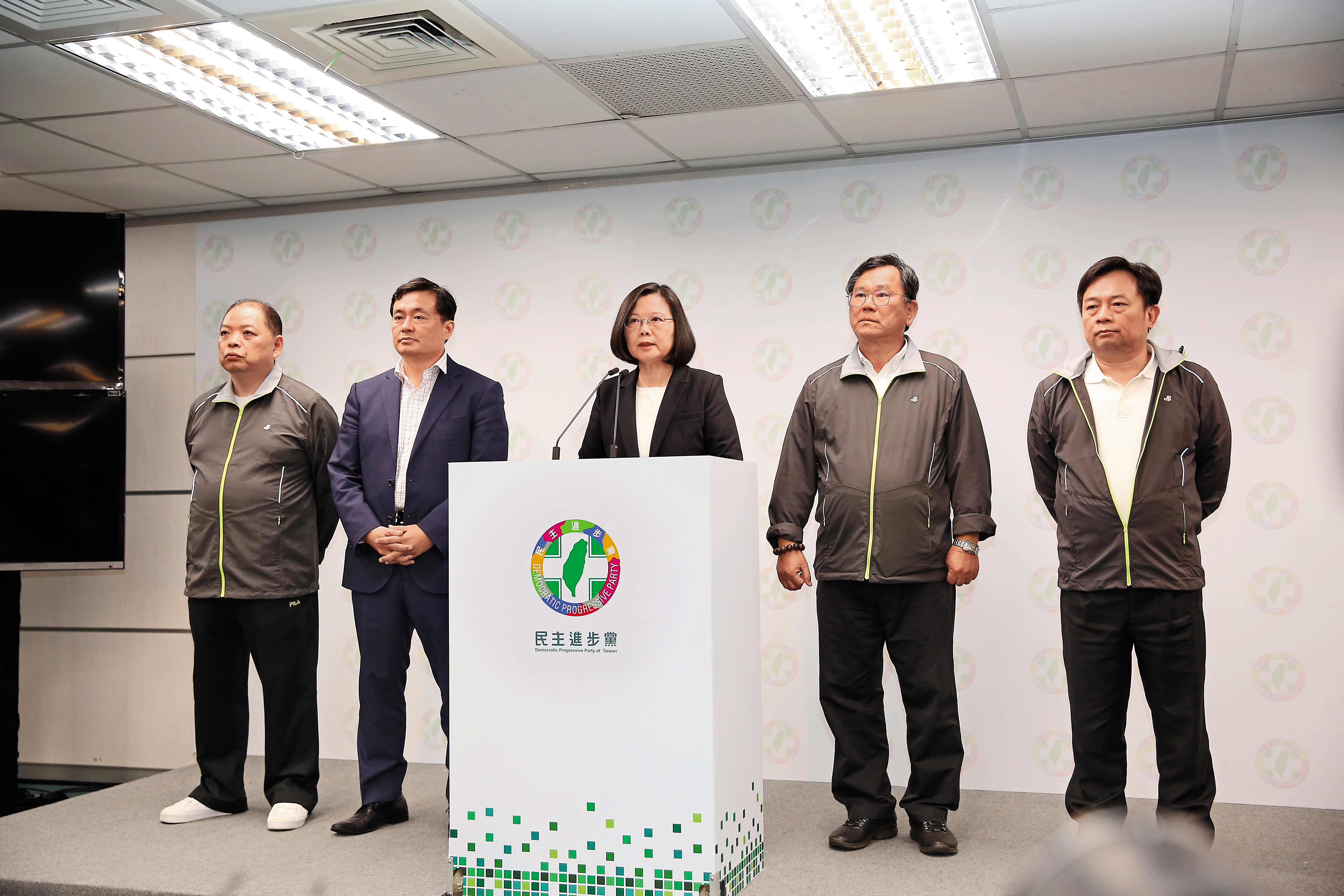 民進黨在縣市長選舉慘敗，總統蔡英文24日開票當晚宣布辭去黨主席職務，將舉行黨魁補選。