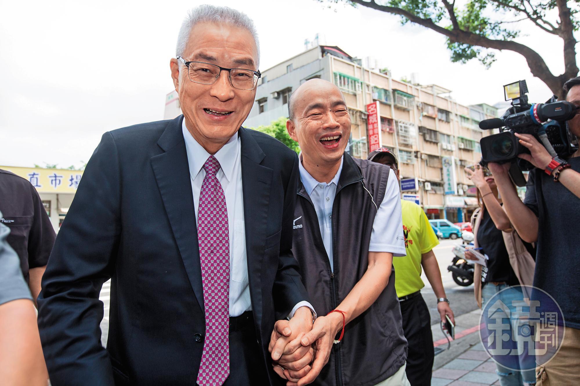 國民黨主席吳敦義(左)爭取2020勢在必行,他想借助韓國瑜(右)的韓流勢力搶得門票。