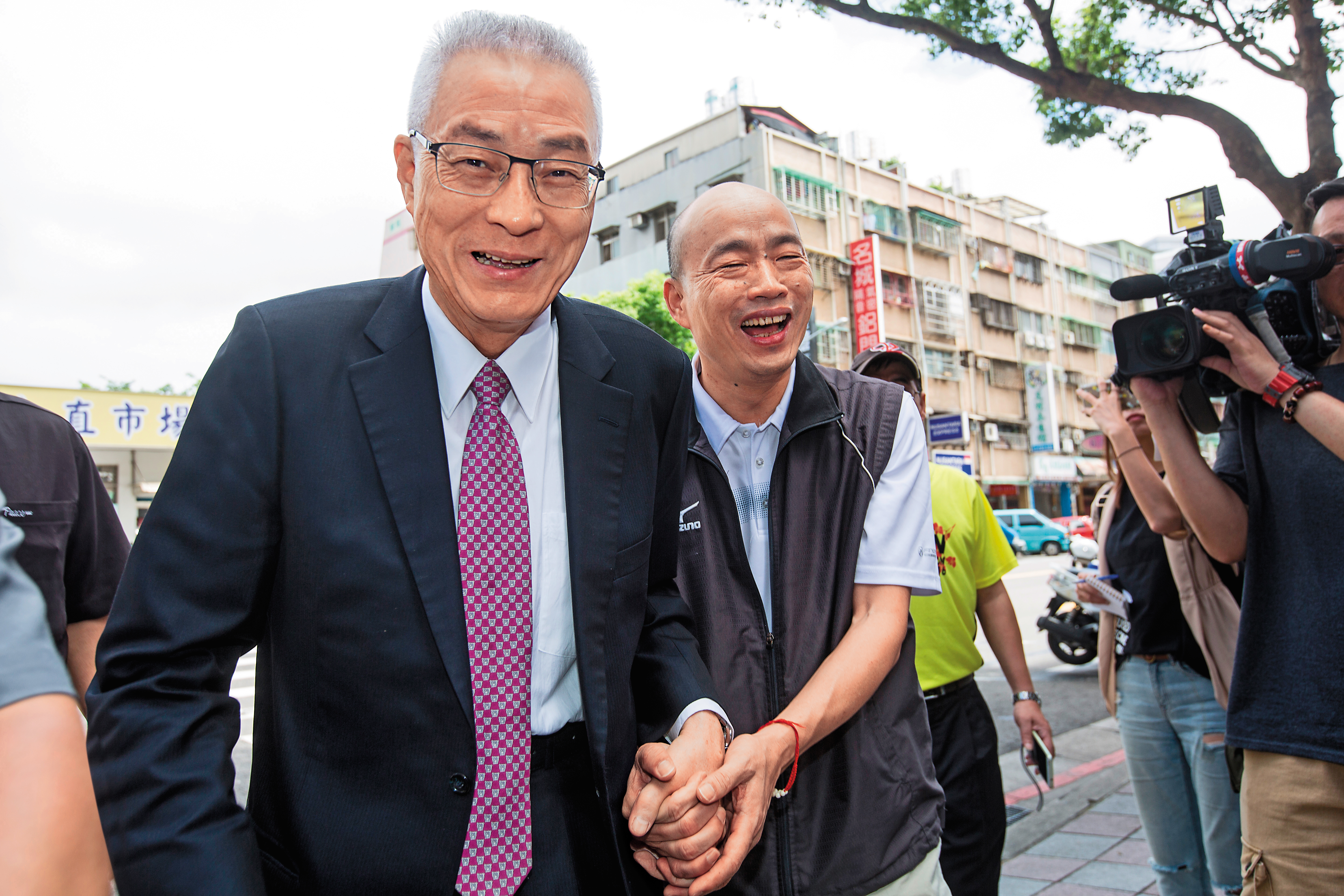 國民黨主席吳敦義（左）爭取2020勢在必行，他想借助韓國瑜（右）的韓流勢力搶得門票。