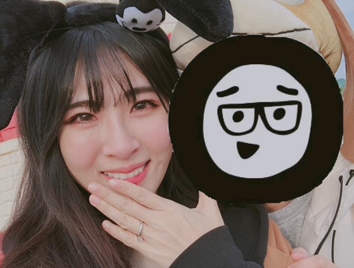 鄧福如附上2人和照,不過卻把男方的臉用圖案擋住,似乎保留了一些驚喜要給粉絲們。(翻攝自鄧福如臉書)