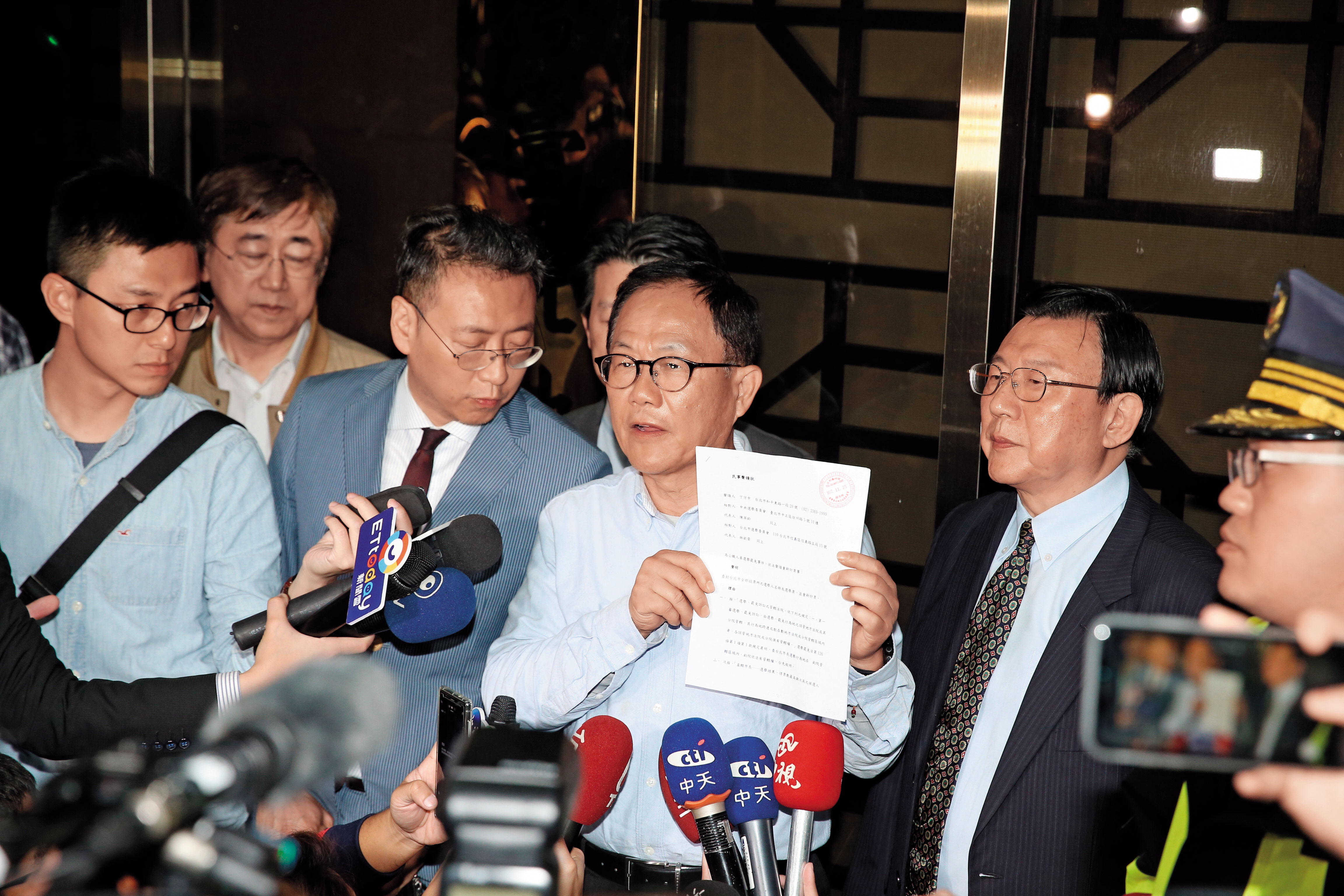丁守中質疑中選會操作棄保,氣得連夜赴台北地院提出選舉無效之訴。