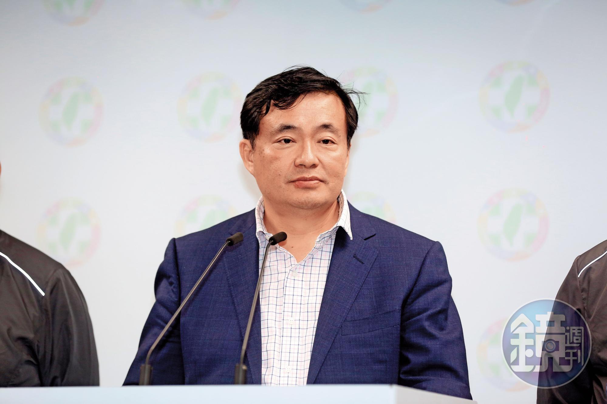 民進黨祕書長洪耀福為敗選請辭下台，他曾說柯文哲若當選就是「全台最大尾」。