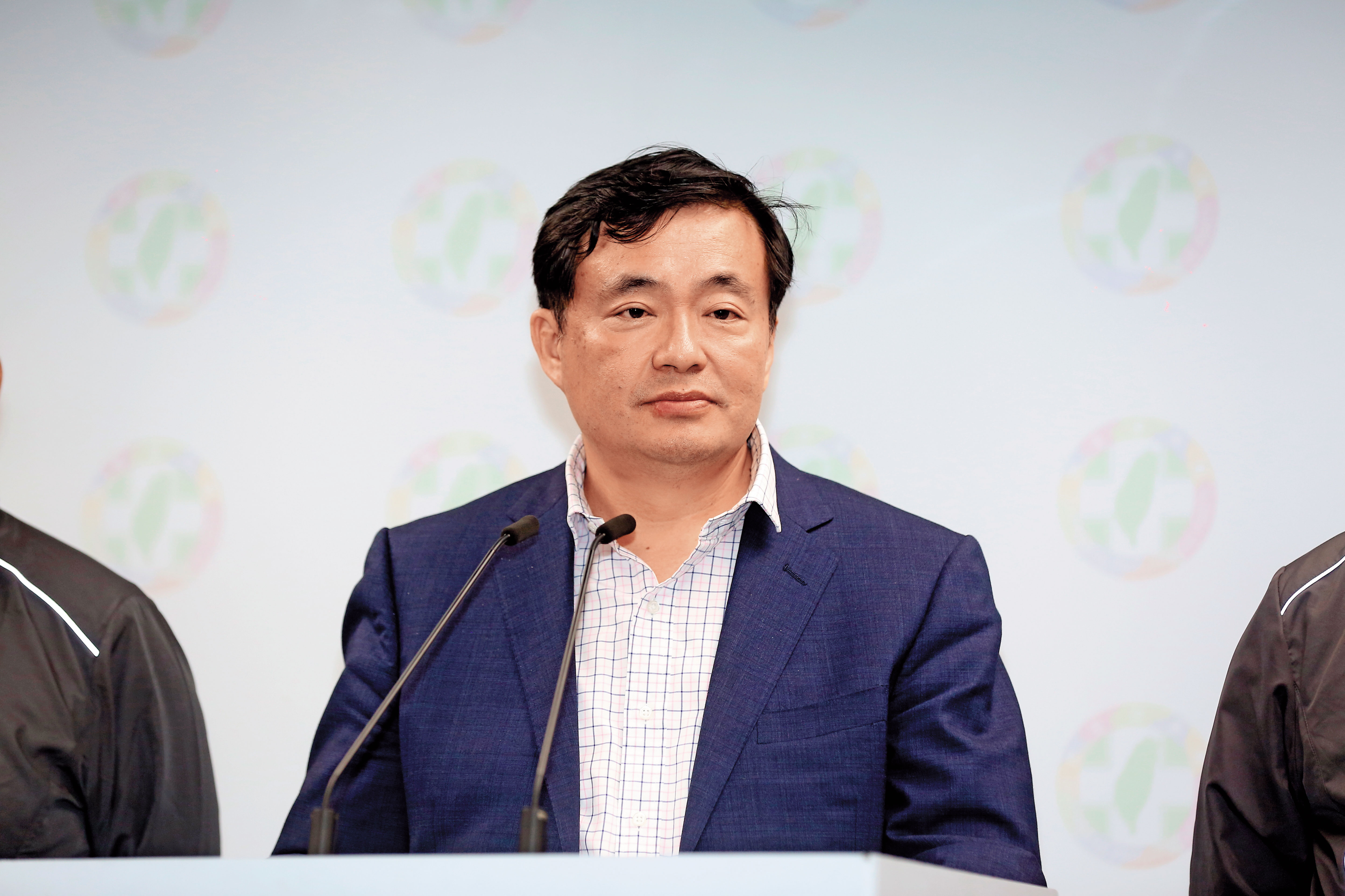 民進黨祕書長洪耀福為敗選請辭下台,他曾說柯文哲若當選就是「全台最大尾」。