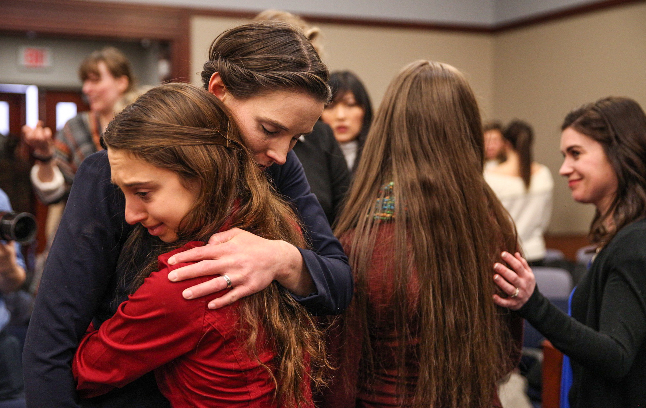 出庭作證的性侵受害者在法庭上相擁而泣。(東方IC)