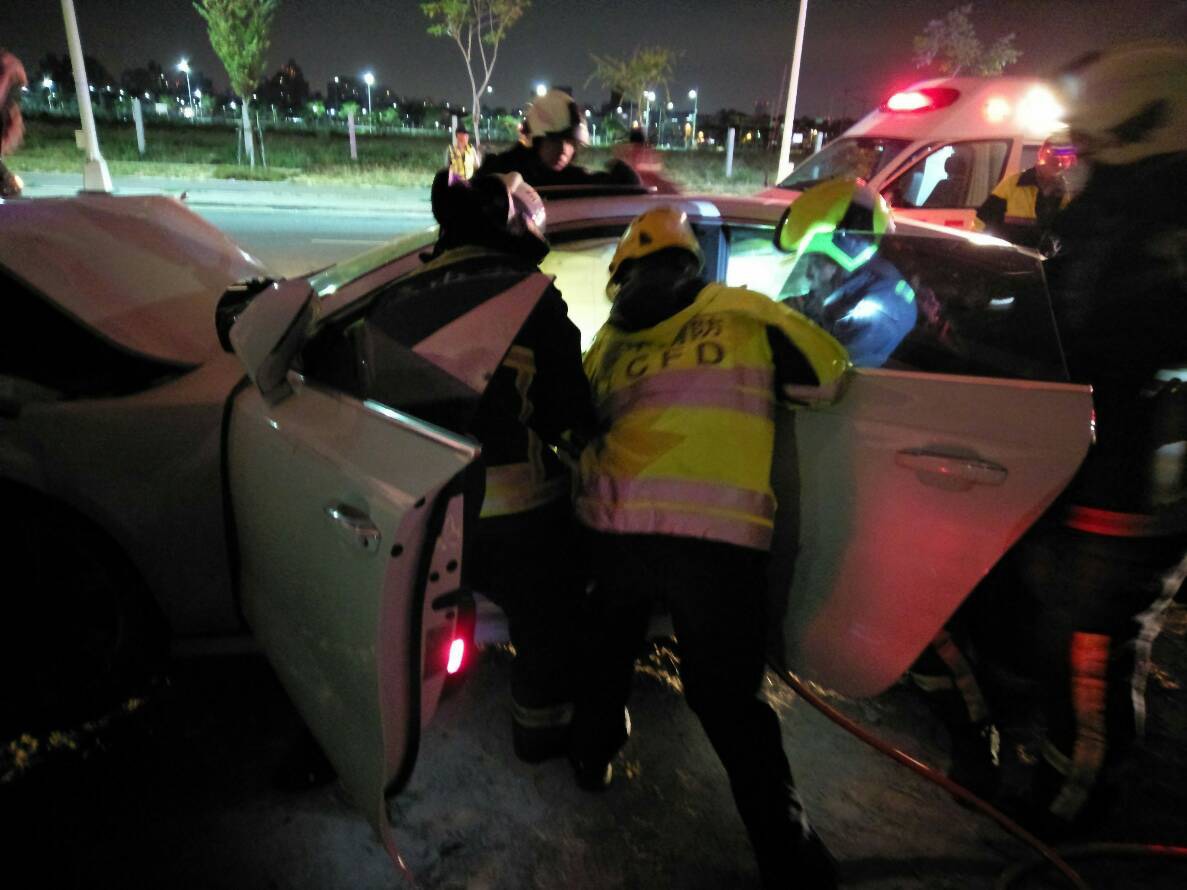 張男卡在車內，消防人員動用破壞機具將他救出。（台中市消防局提供）