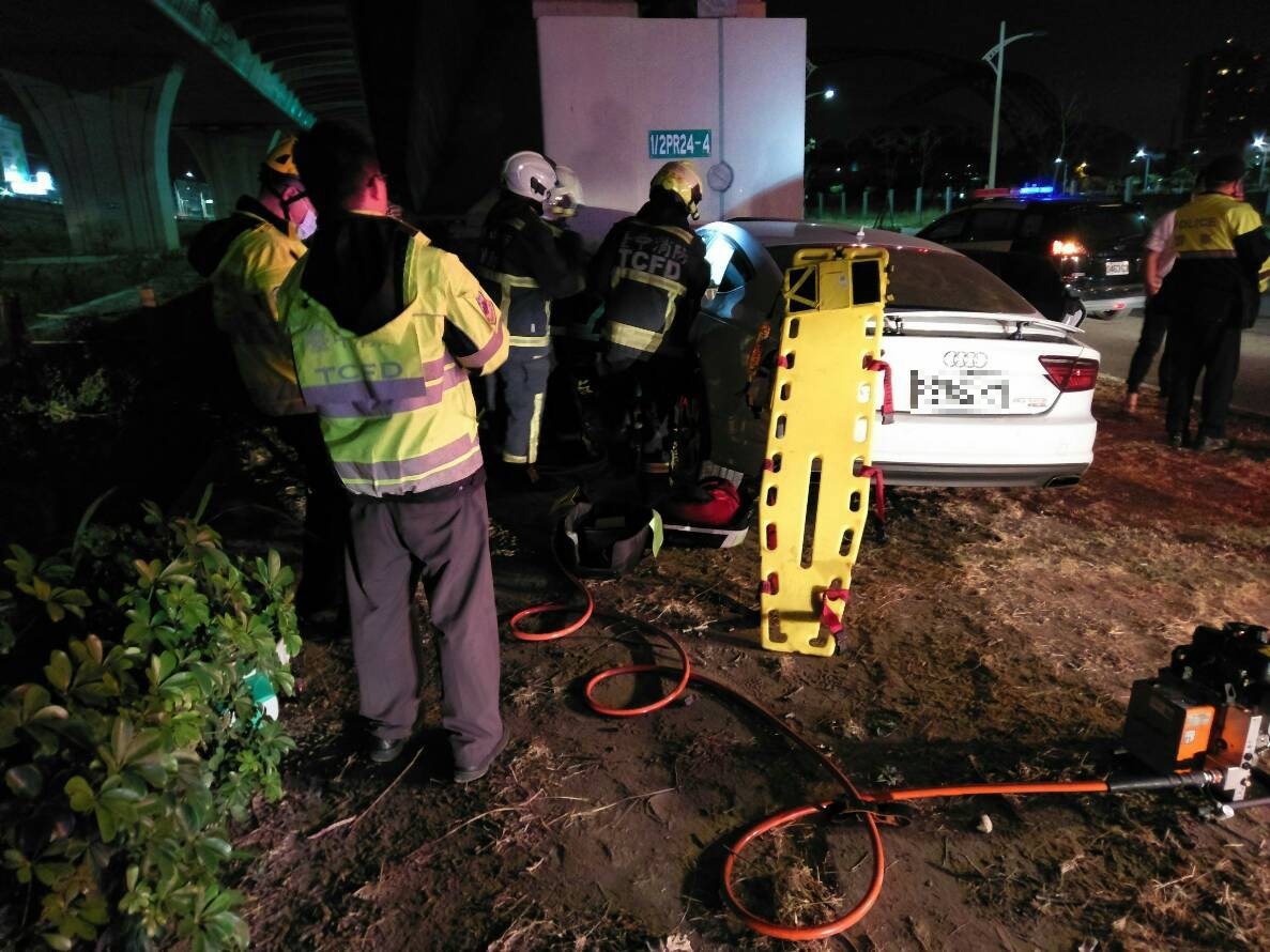 價值三百多萬元的奧迪轎車高速撞橋墩,車頭幾乎全毀。(台中市消防局提供)