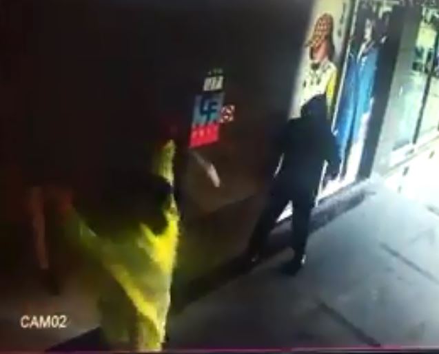 3名黑衣男持鋁棒毆打2名日籍男子。（翻攝畫面）