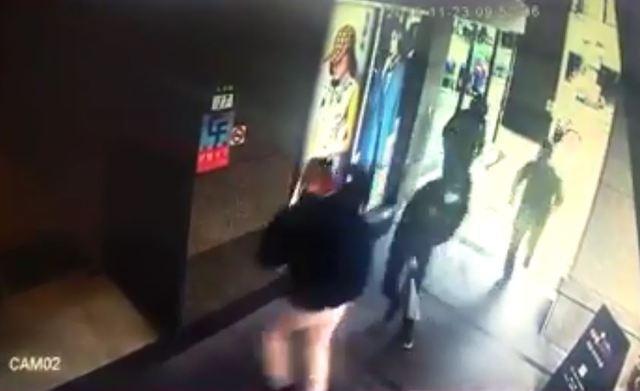 被3名惡煞追趕，日男趕緊躲進商辦中。（翻攝畫面）