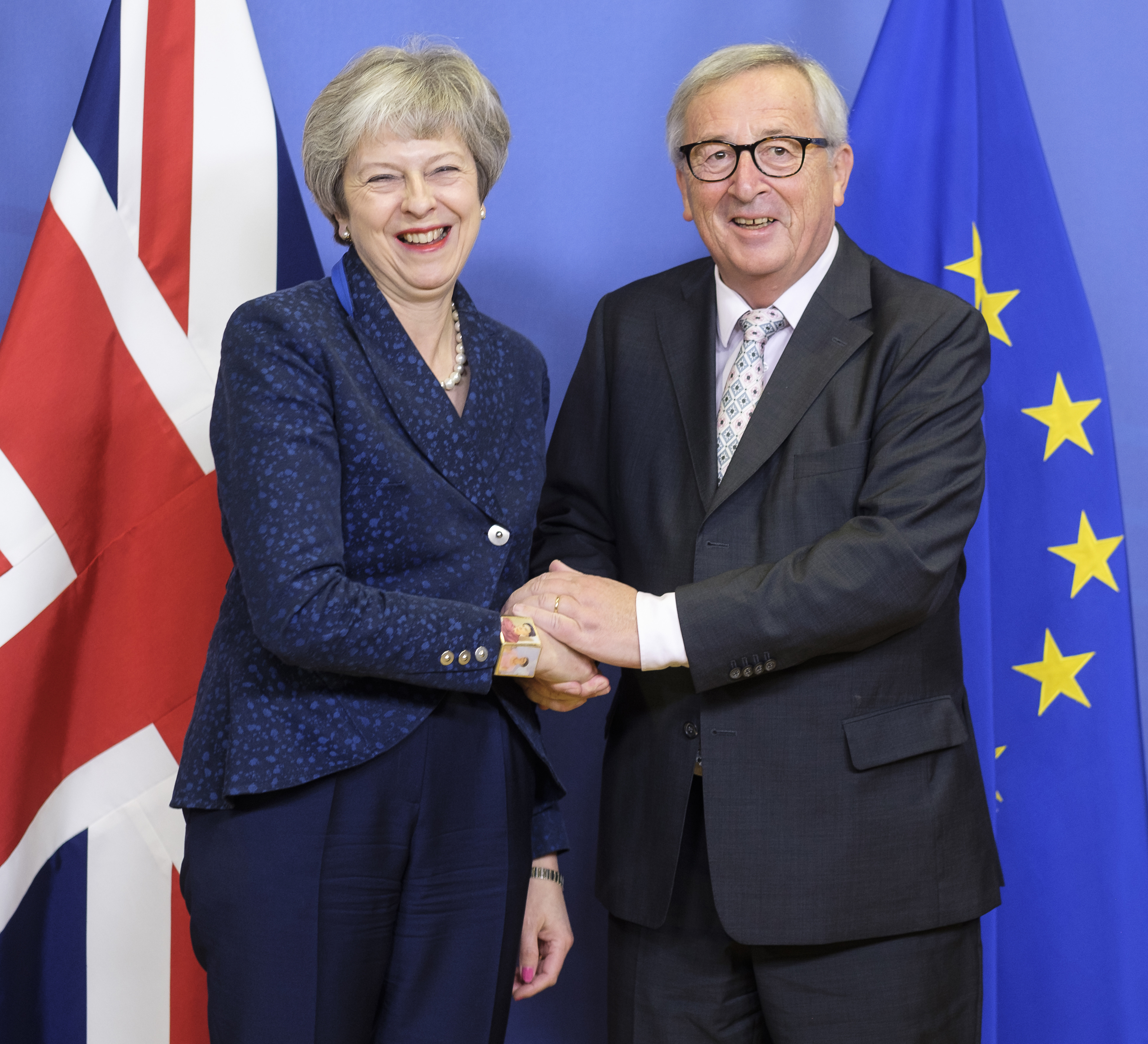 英國首相梅伊與歐盟執委主席榮克出席在布魯塞爾的歐盟領袖峰會。英國與歐盟能否理性分手仍要看英國內部對協議的反應。（東方IC）