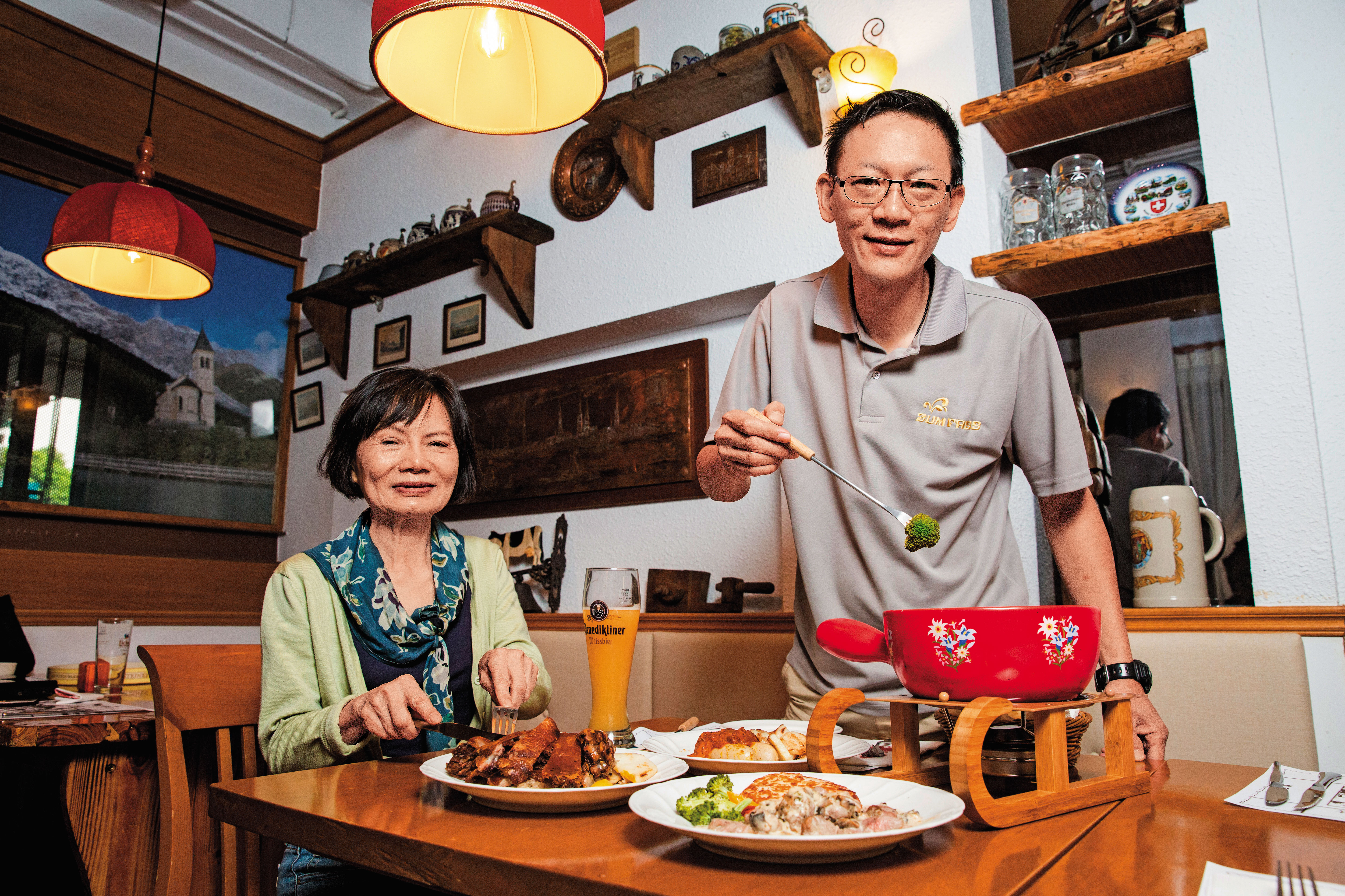 陳玉桂、陳岱原母子檔讓香宜在歇業3年後重生，老客人也得以繼續品嘗台灣元祖級德國料理。