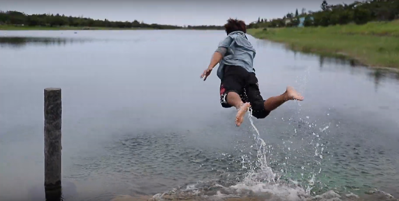 網紅拍「跳水片」呼籲王世堅「信守承諾」勇敢跳海。（翻攝自咻咻Relax）