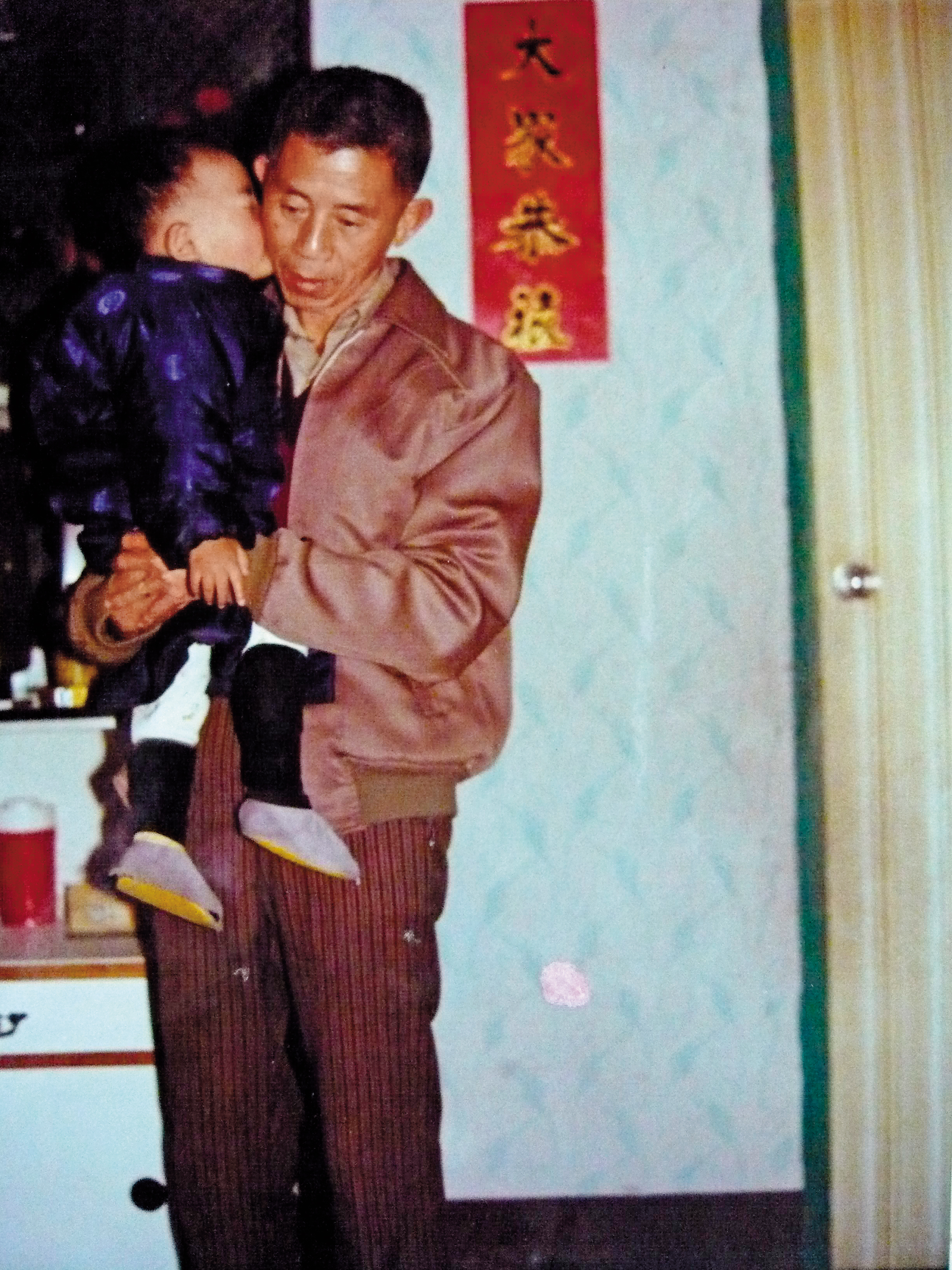 徐志雲是父親55歲才生下的孩子，如此親密的擁抱也只存在於年幼時，日漸成長後，父子關係漸漸崩壞疏離。（徐志雲提供）