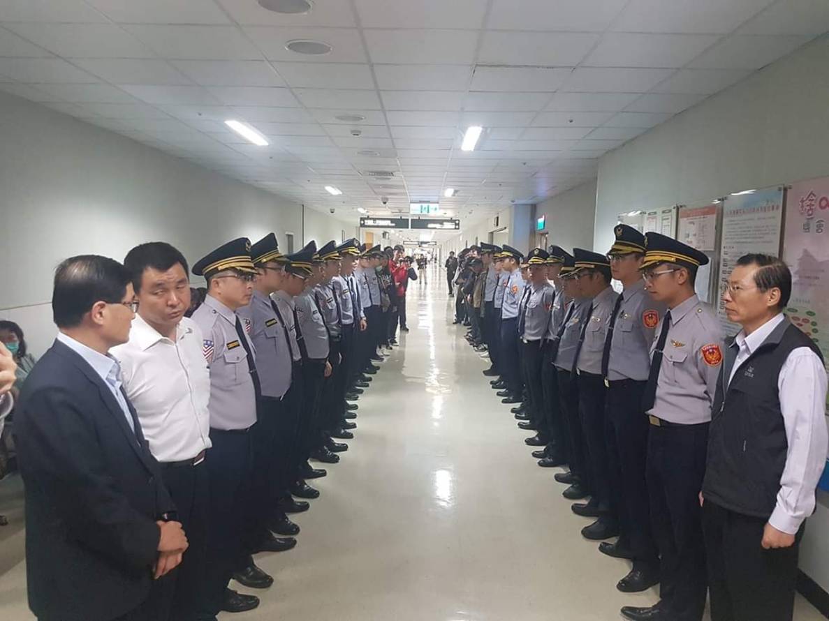 在推入手術前，王黃冠鈞的長官和同事列隊送他最後一程。（翻攝畫面）