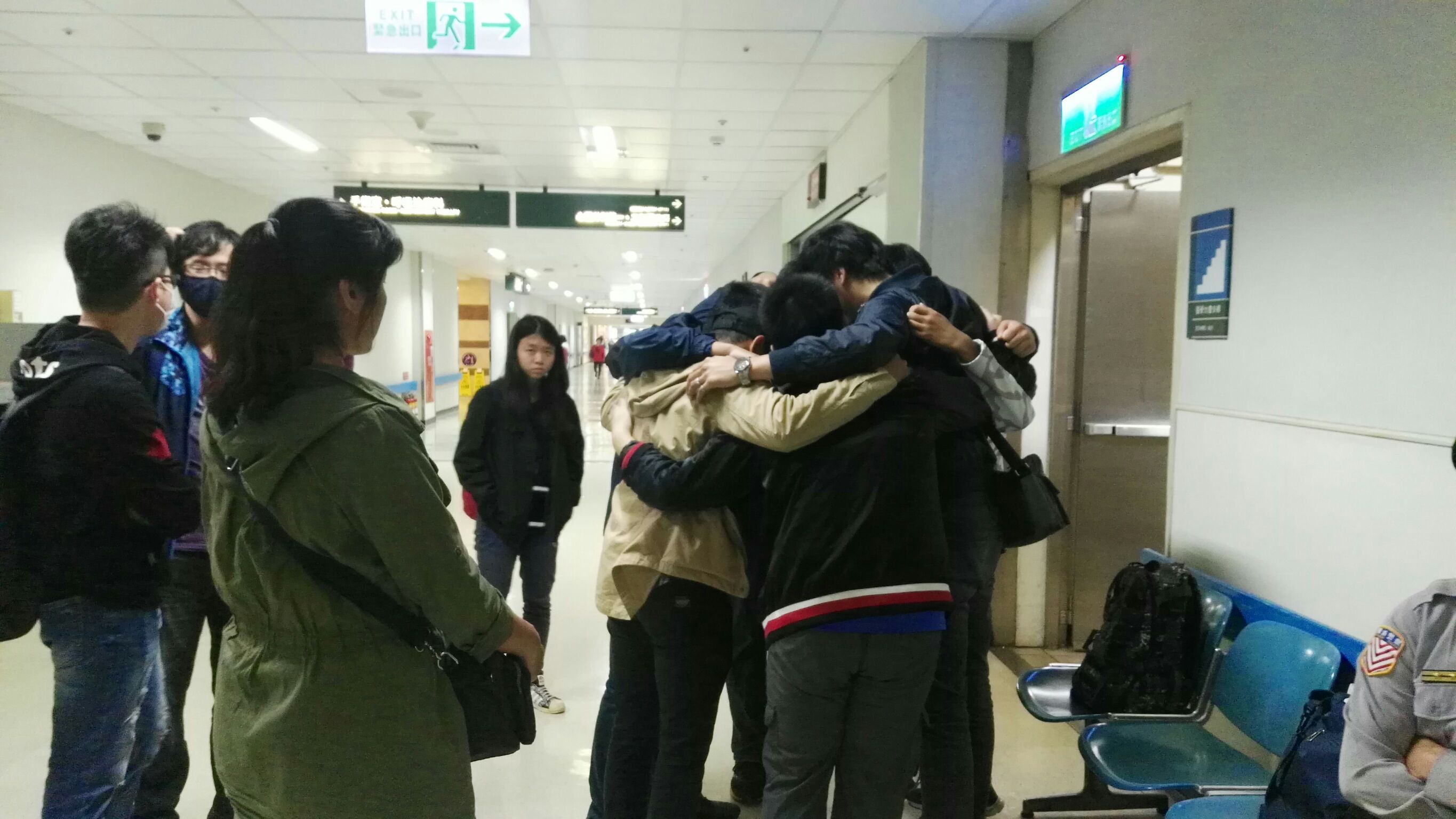 王黃冠鈞的親友同學趕來看他最後一面，在病房門口相擁而泣。（翻攝畫面）