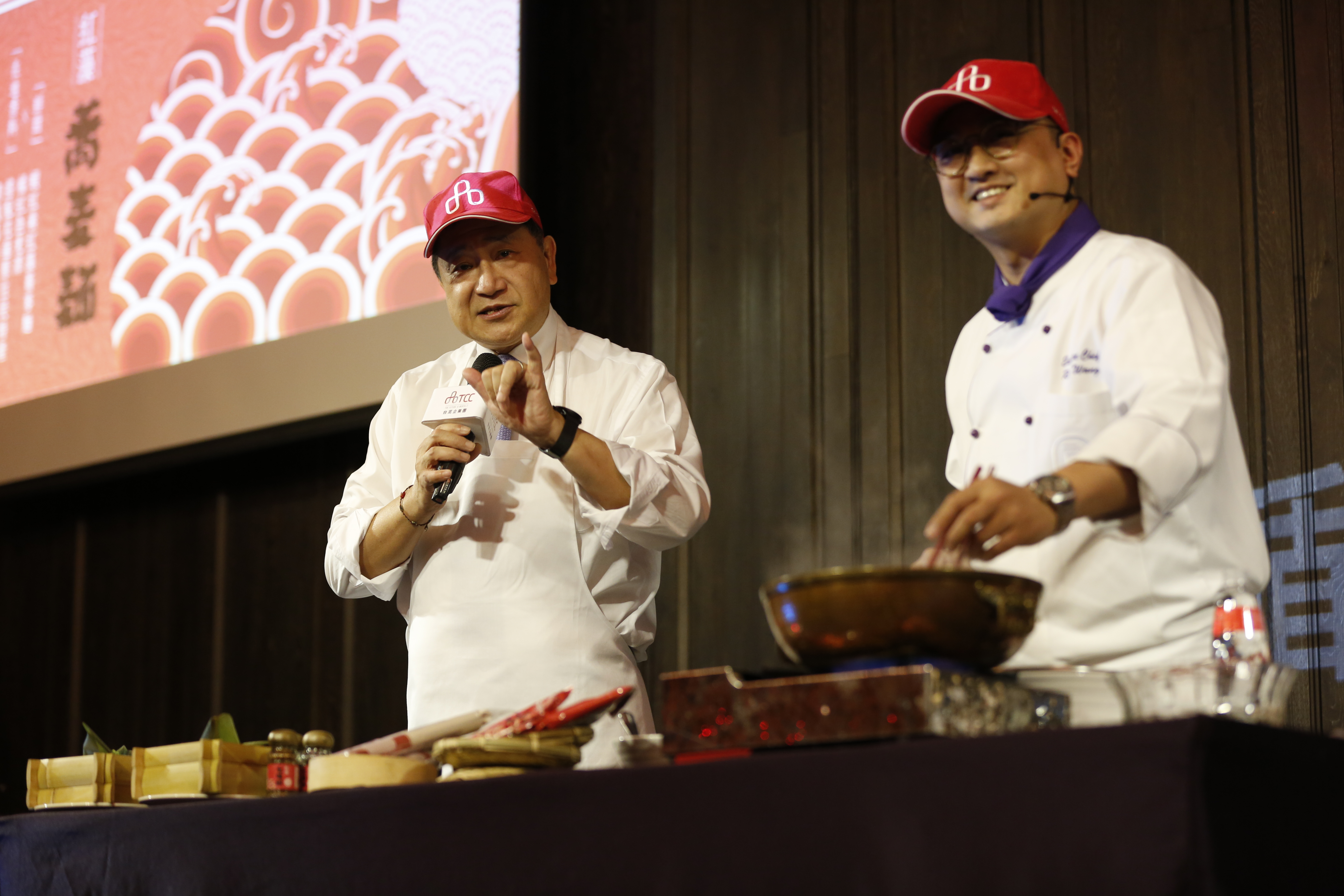 張安平與君品飯店大廚一起在台上介紹成功開發出的蝦紅素紅藻蕎麥麵