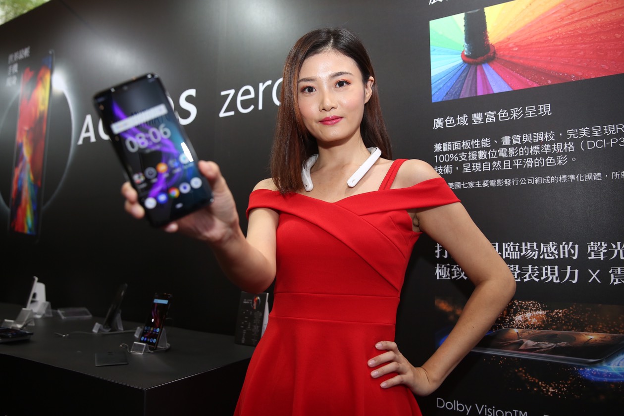夏普AQUOS zero旗艦手機，是全球最輕的6吋以上大螢幕手機，並首次搭載自家OLED面板。