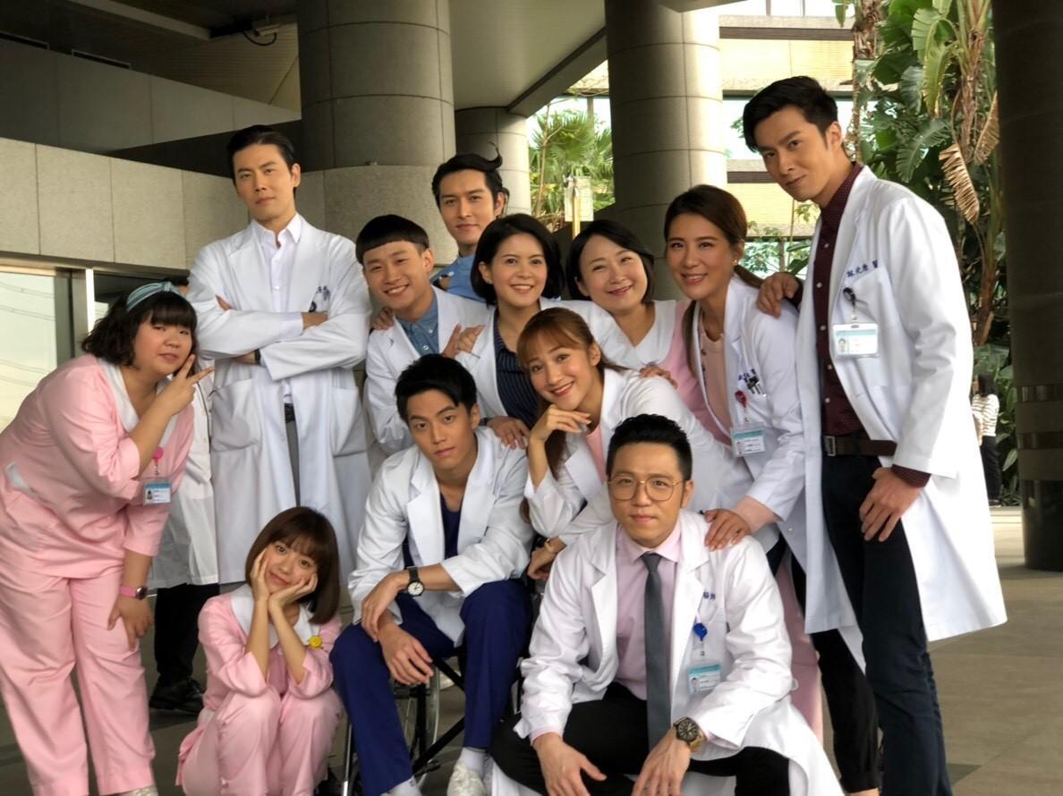 《實習醫師鬥格》殺青，演員們約好要再聚首。（民視提供）