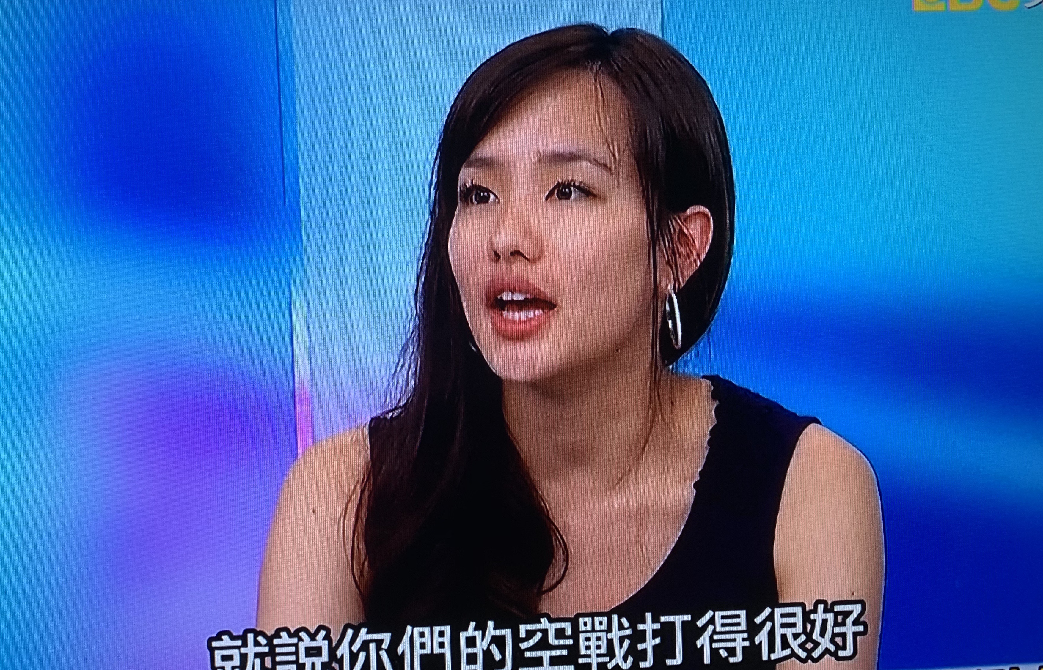 韓冰為父親輔選，也親上電視拉票。（翻攝自東森新聞畫面）