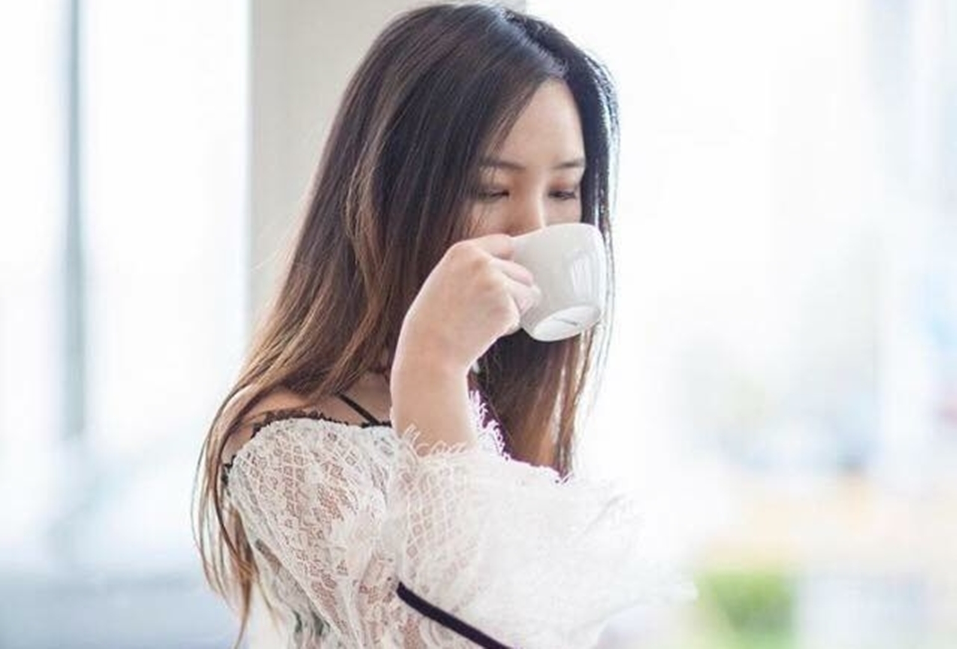 透視蕾絲的上衣，韓冰巧妙地用手擋住身體不走光。（翻攝自韓冰臉書）