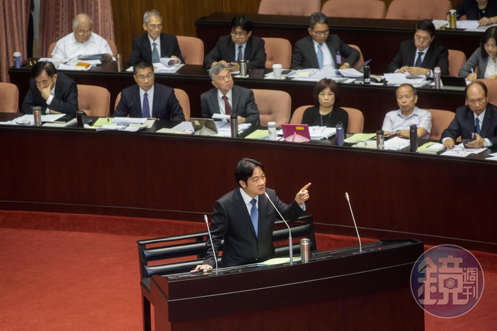 以核養綠公投案過關，行政院第一時間先是表態2025年非核家園政策不變，隨後又改口不再以2025年為非核家園期限。