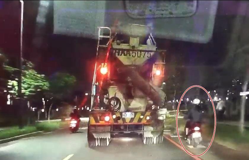 黃女騎在水泥預拌車右方打算超車。(翻攝自「黑色豪門企業」臉書)