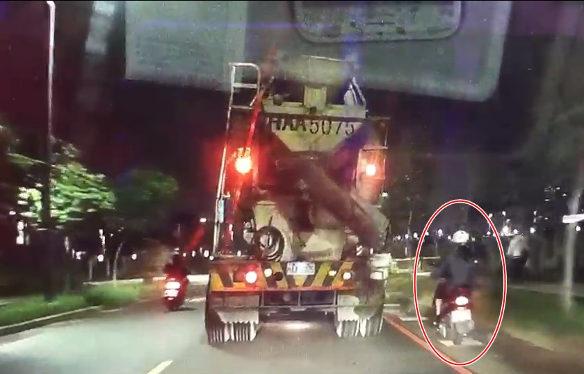 黃女騎在水泥預拌車右方打算超車。(翻攝自「黑色豪門企業」臉書)