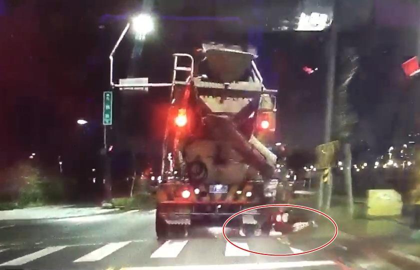 黃女連人帶車摔倒,遭水泥預拌車右後輪壓過。(翻攝自「黑色豪門企業」臉書)