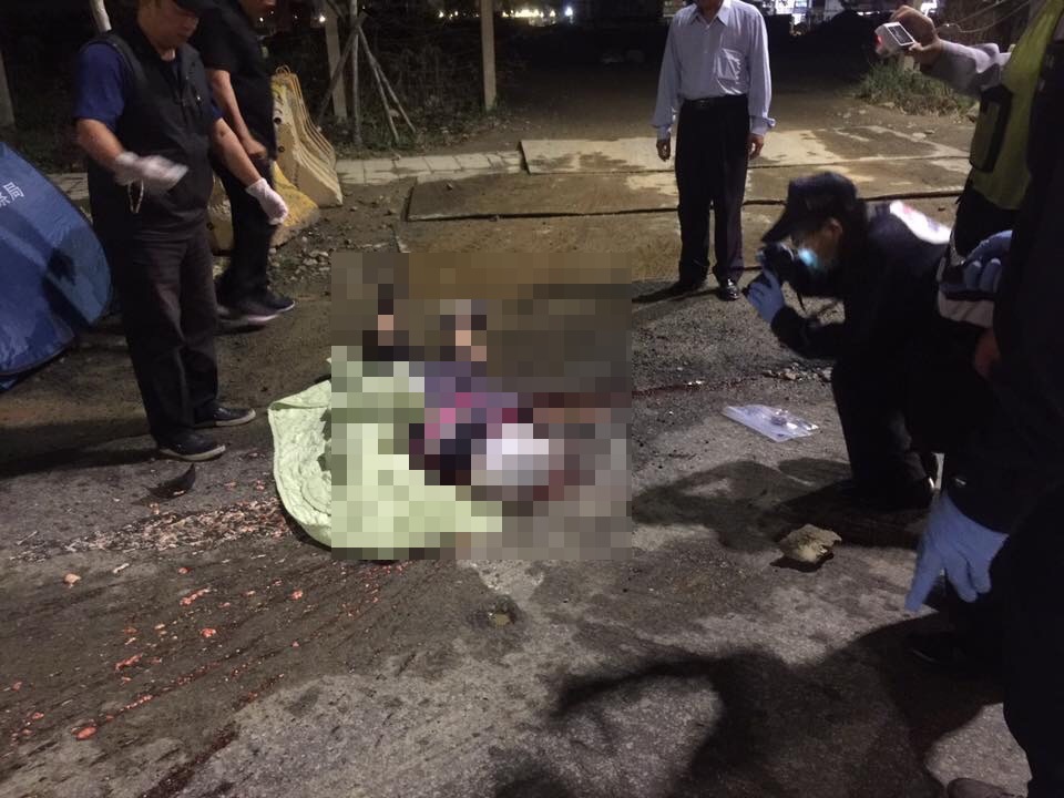 黃女慘遭爆頭,腦漿四溢當場死亡。(翻攝自「黑色豪門企業」臉書)