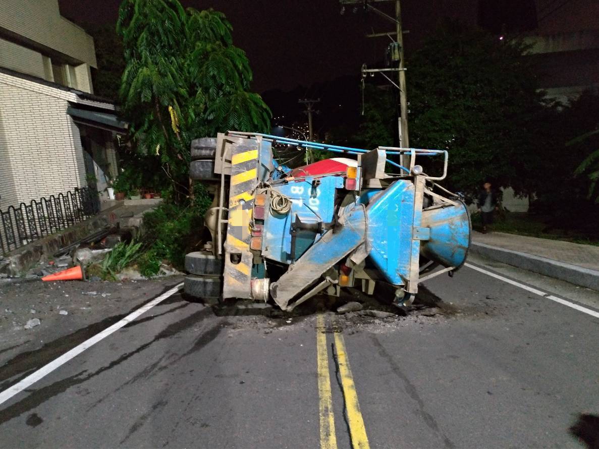 混泥車失控狂飆，還撞上一旁民宅。（翻攝畫面）