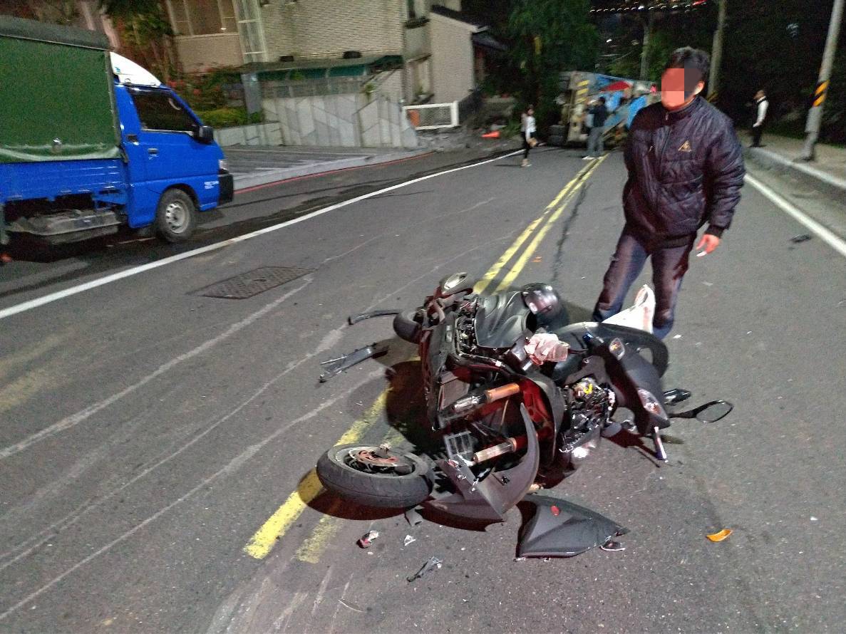 水泥車失控擦撞重機,呂男的重機則幾乎全毀。(翻攝畫面)