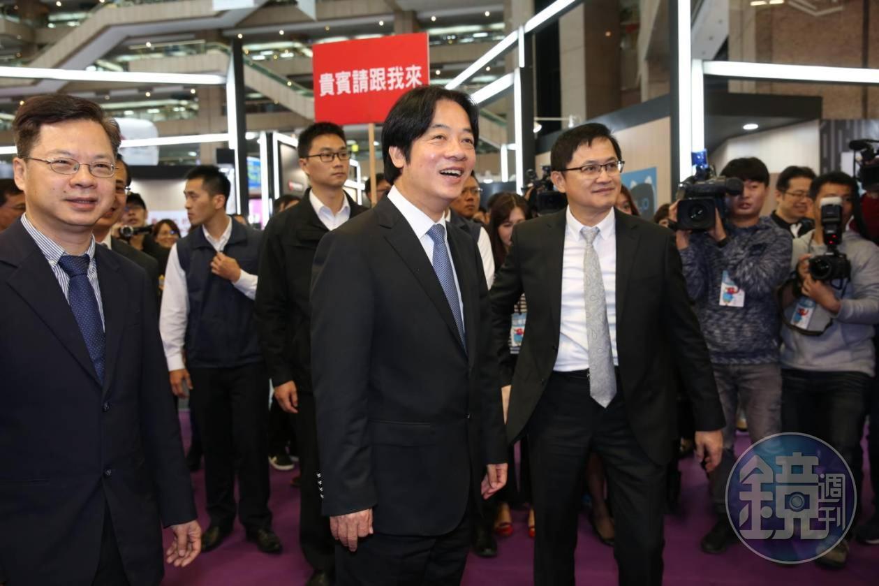 行政院長賴清德出席與會，身為東道主的台北電腦公會理事長童子賢親自接待。