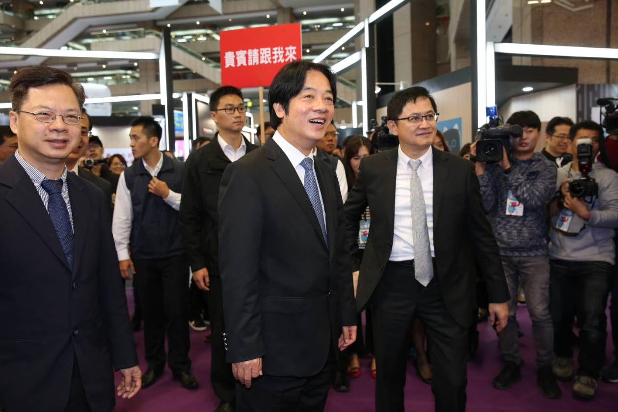 行政院長賴清德出席與會，身為東道主的台北電腦公會理事長童子賢親自接待。
