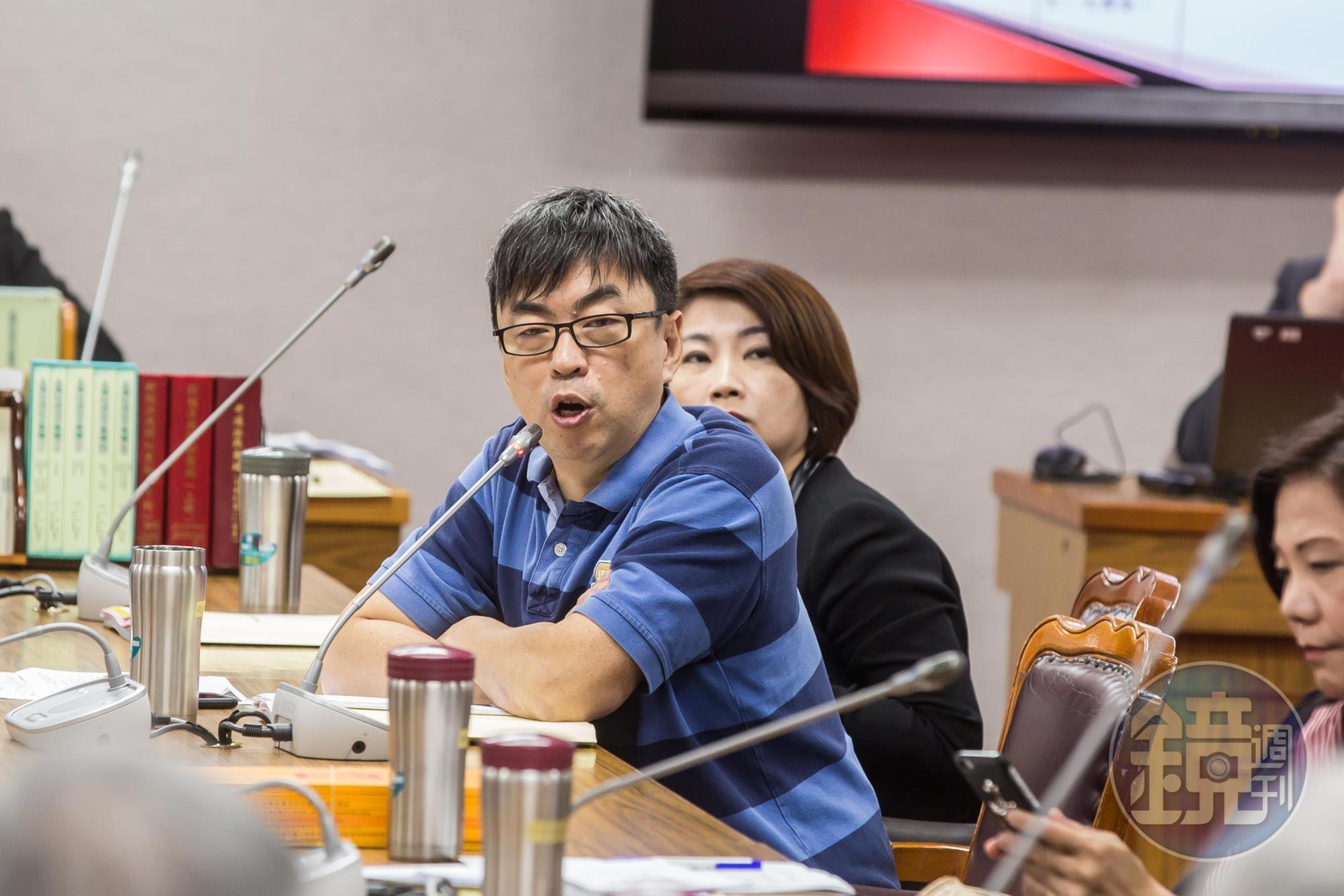民進黨立委段宜康在立法院拍桌怒轟行政院長賴清德,卻挨政院祕書長卓榮泰回嗆「出來選黨主席」。