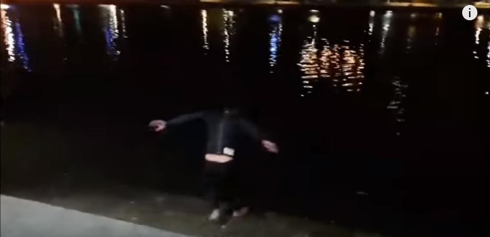 影片中的男子說要慶祝韓國瑜當選，就縱身跳下愛河。（翻攝Youtube）