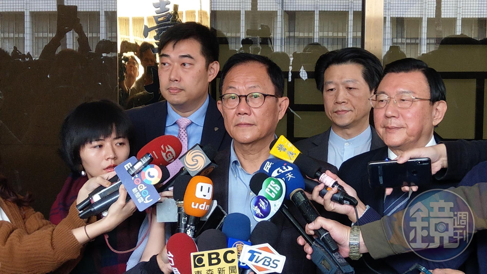 台北市長參選人丁守中撤回驗票聲請後,與律師團決定再聲請驗票。