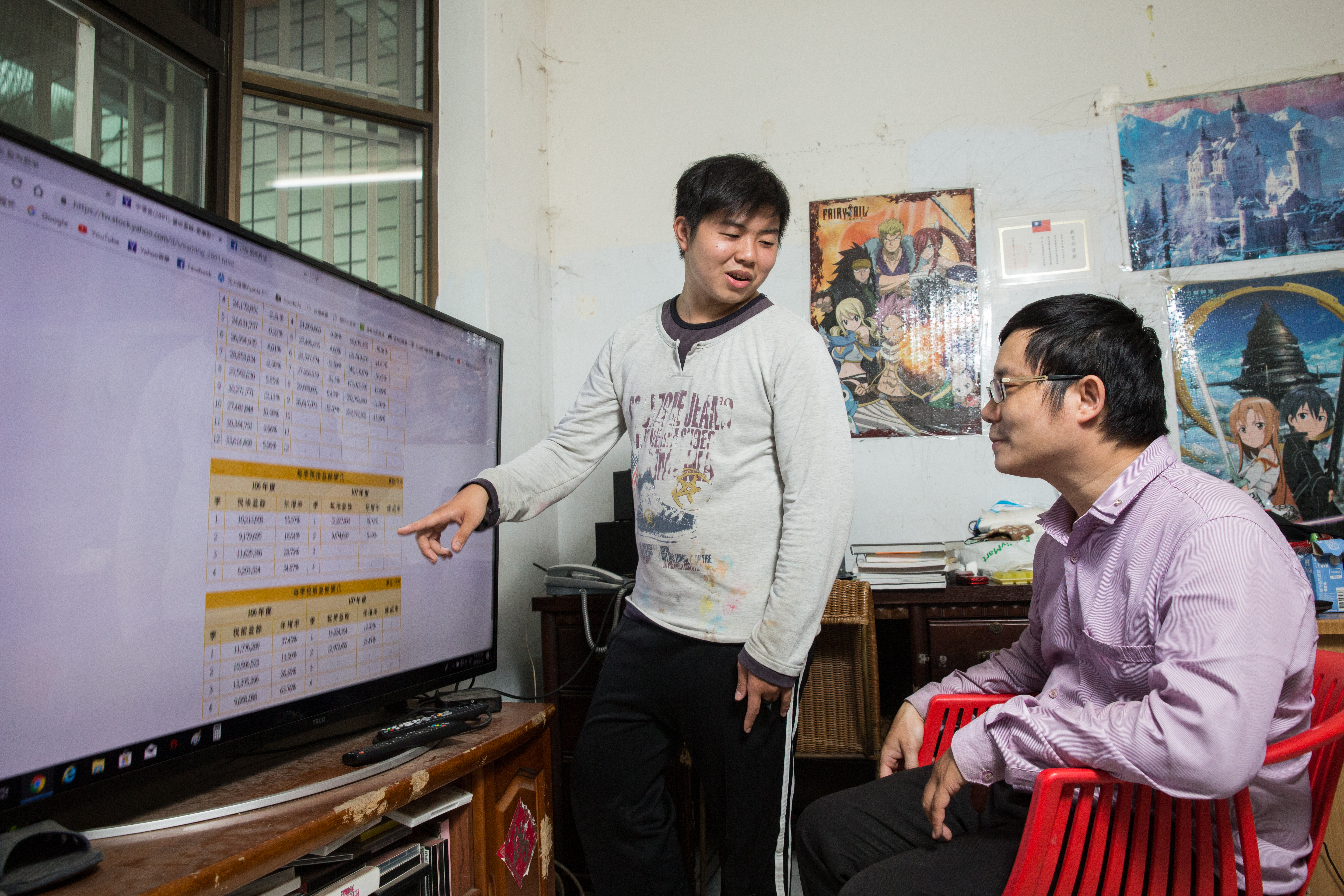 翁建原教18歲兒子選股，不需仰賴看盤軟體功能，只看奇摩股市網頁。