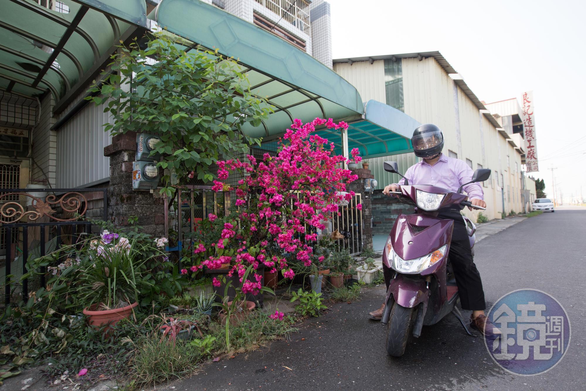 翁建原手上持股市值雖超過2500萬元,但他仍穿著樸實、騎機車通勤。