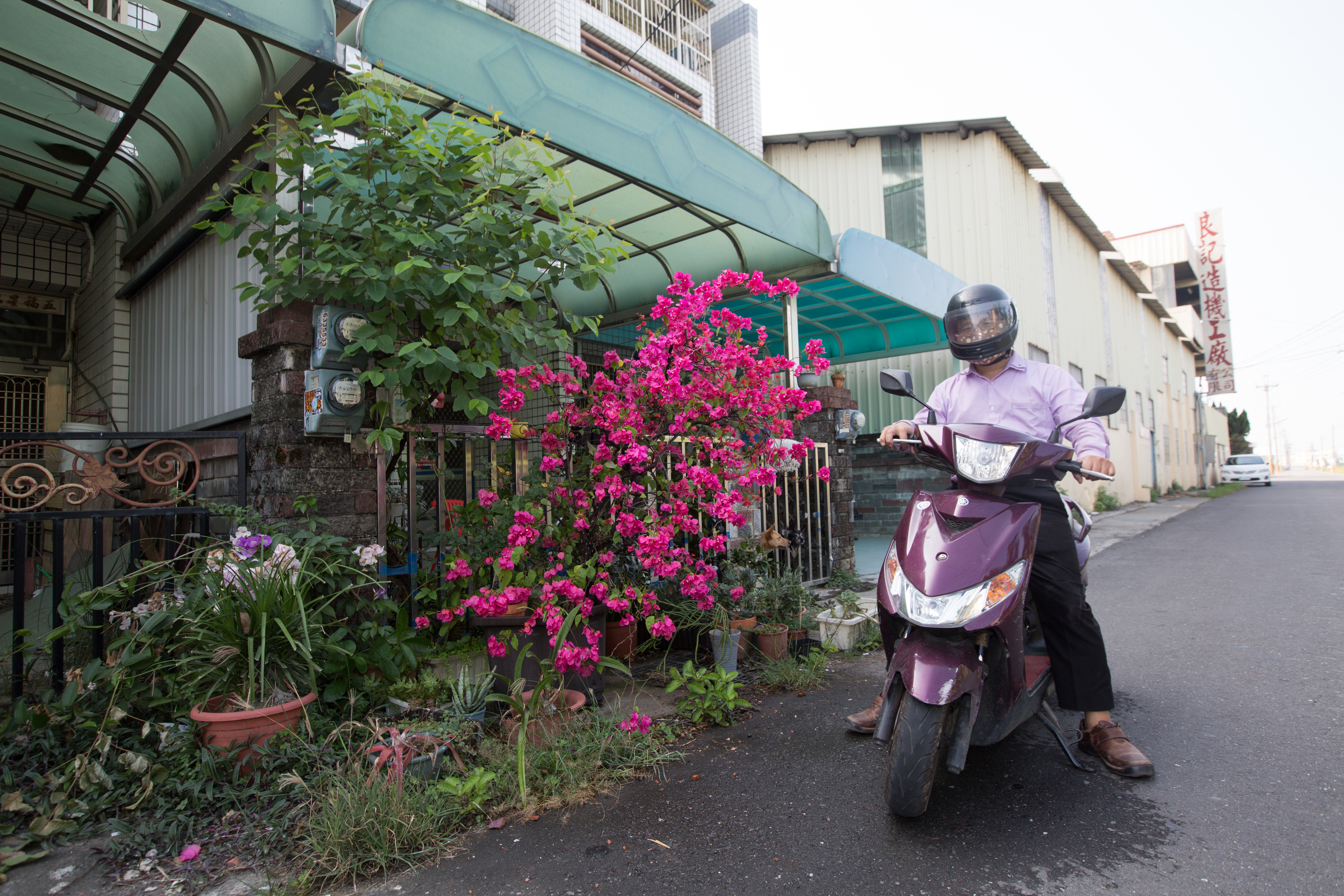 翁建原手上持股市值雖超過2500萬元，但他仍穿著樸實、騎機車通勤。