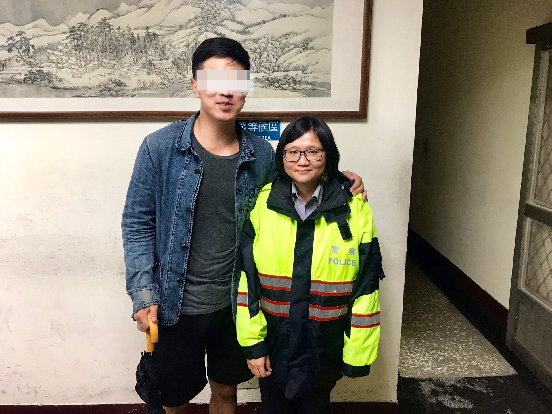 尋獲機車的陳姓民眾與員警合影留念，給警方一個大大的讚。（警方提供）